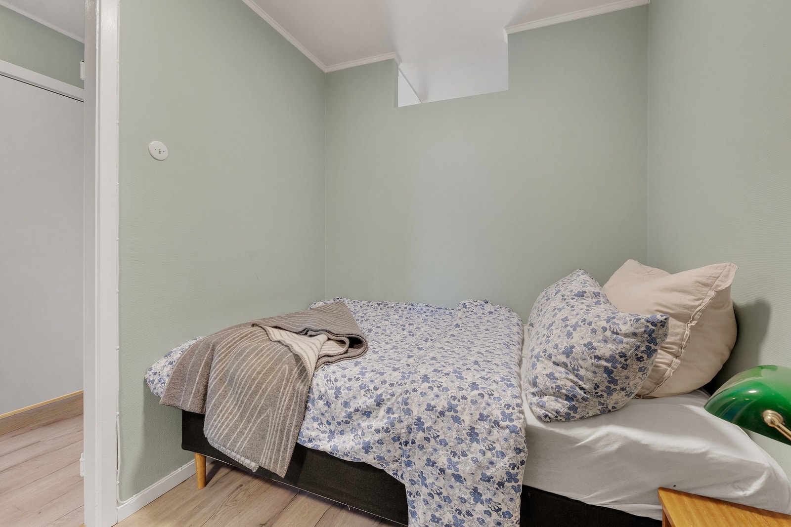 Praktisk sovealkove som har plass til seng og tilhørende nattbord. Galleribilde