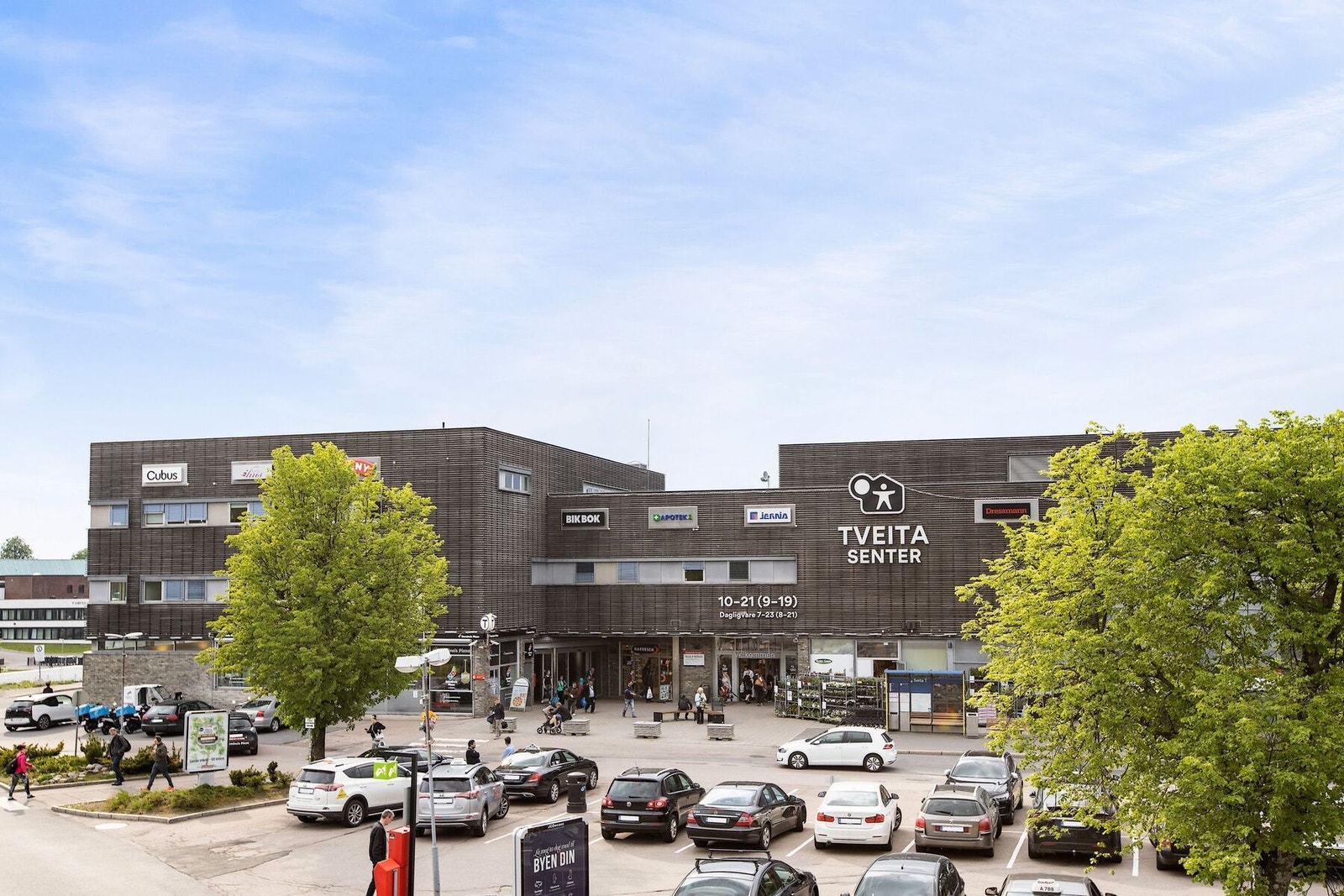 Tveita senter få minutters gange fra leiligheten. Her finner du blant annet apotek, dagligvare, blomsterhandel og en rekke spisesteder. Galleribilde