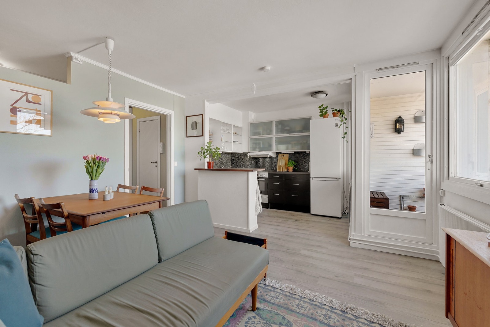 Den åpne stue-/kjøkkenløsningen understøtter leilighetens smarte planløsning. Galleribilde