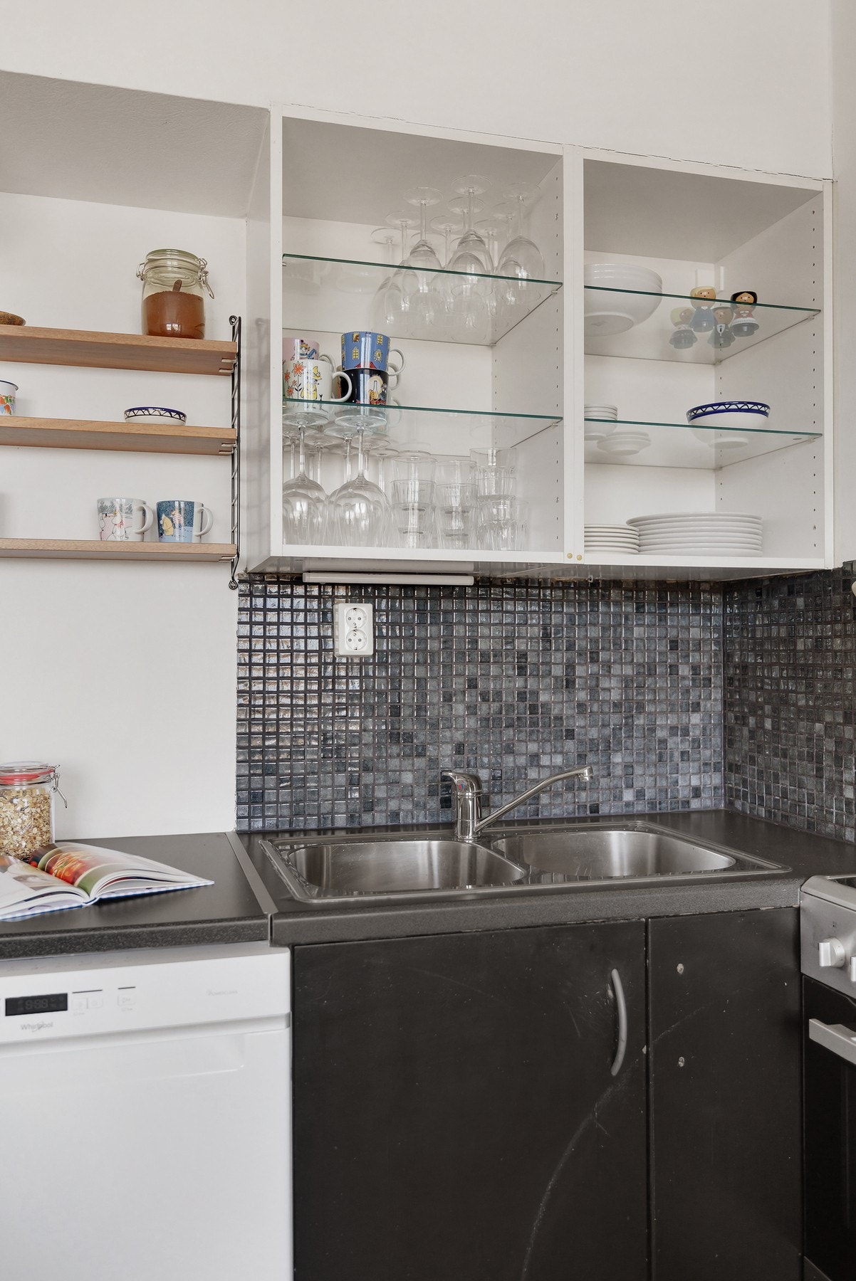 Benkeplate er i laminat, og veggen er flislagt. Galleribilde