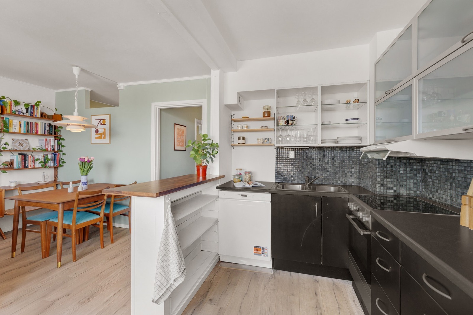 Kjøkkenet er meget arbeidsvennlig med mye benke - og skapplass. Galleribilde