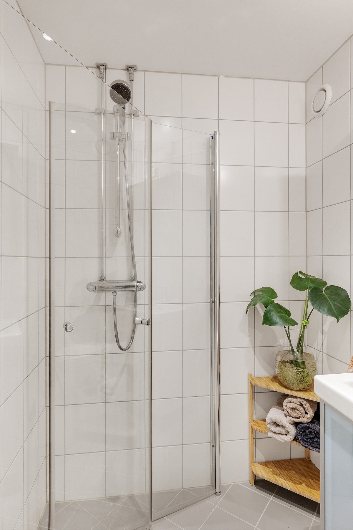 Innredning med vegghengte dusjdører i glass. Galleribilde