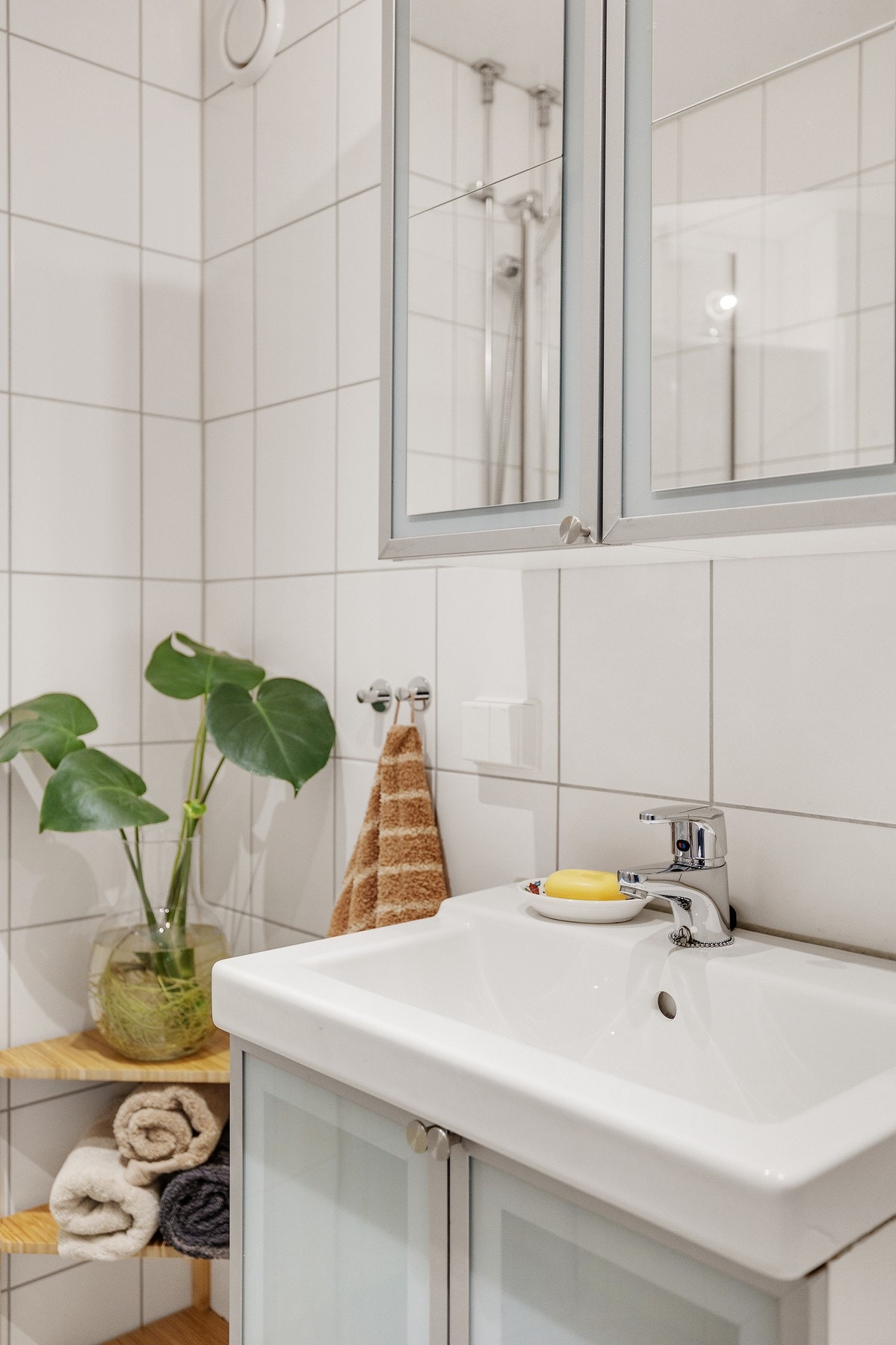 Servant på vegghengt servantskap. Downlights i himling. Galleribilde