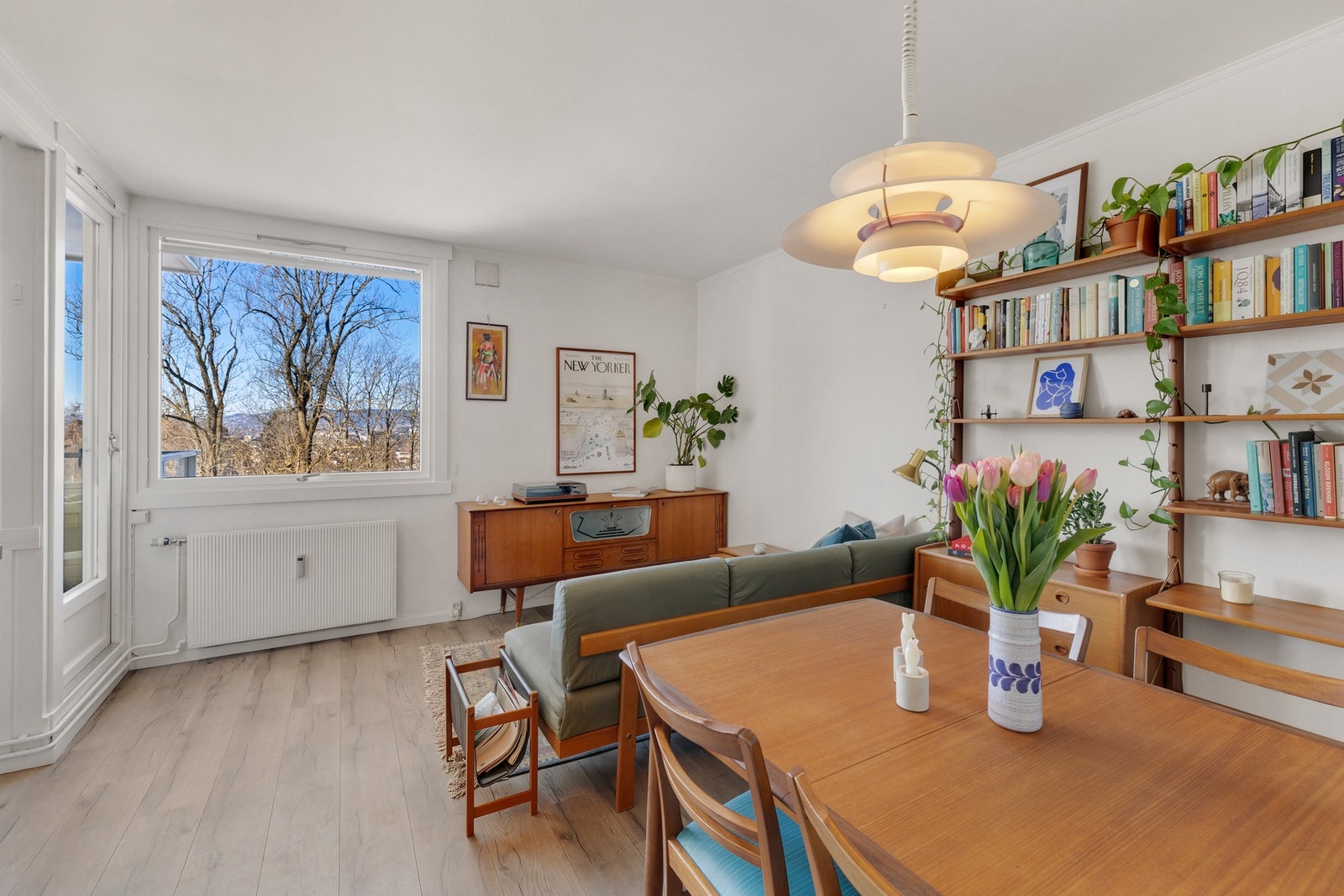 Store vindusflater som slipper inn rikelig med naturlig lys. Galleribilde