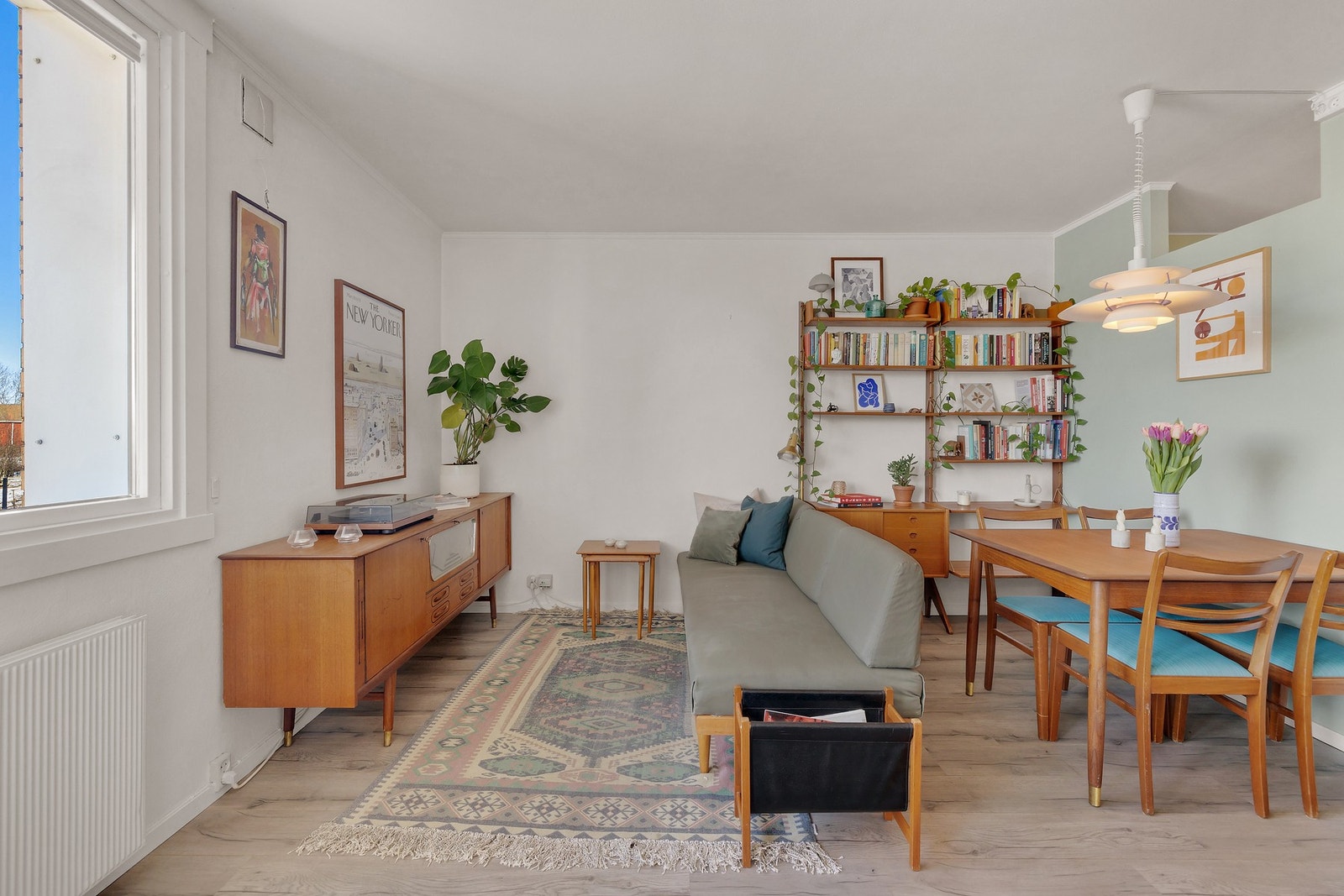 Stuen er lys og romslig. Galleribilde