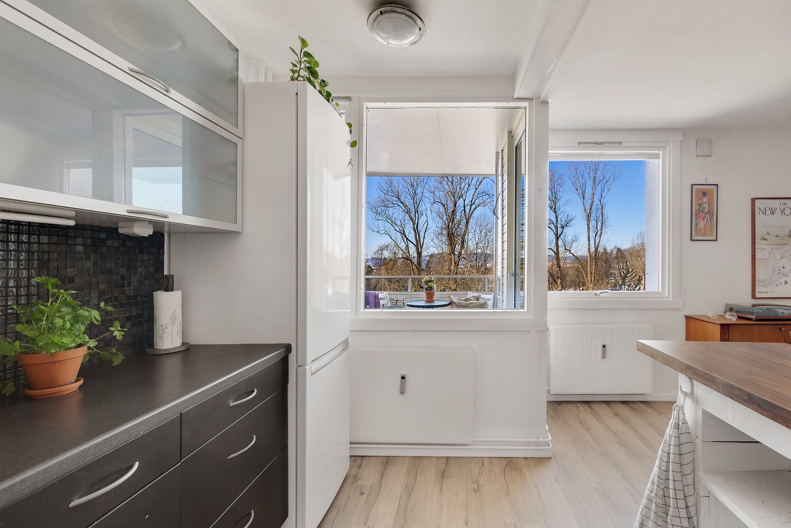 Overskapene har fronter i glass. Galleribilde