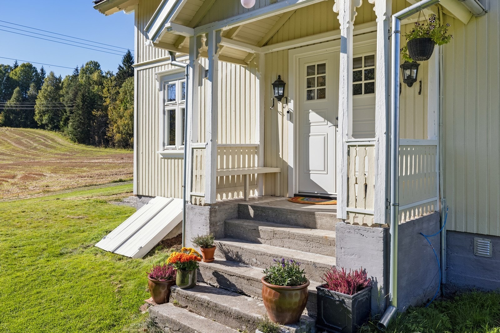 Overbygget inngangsparti som ønsker deg velkommen inn. Galleribilde