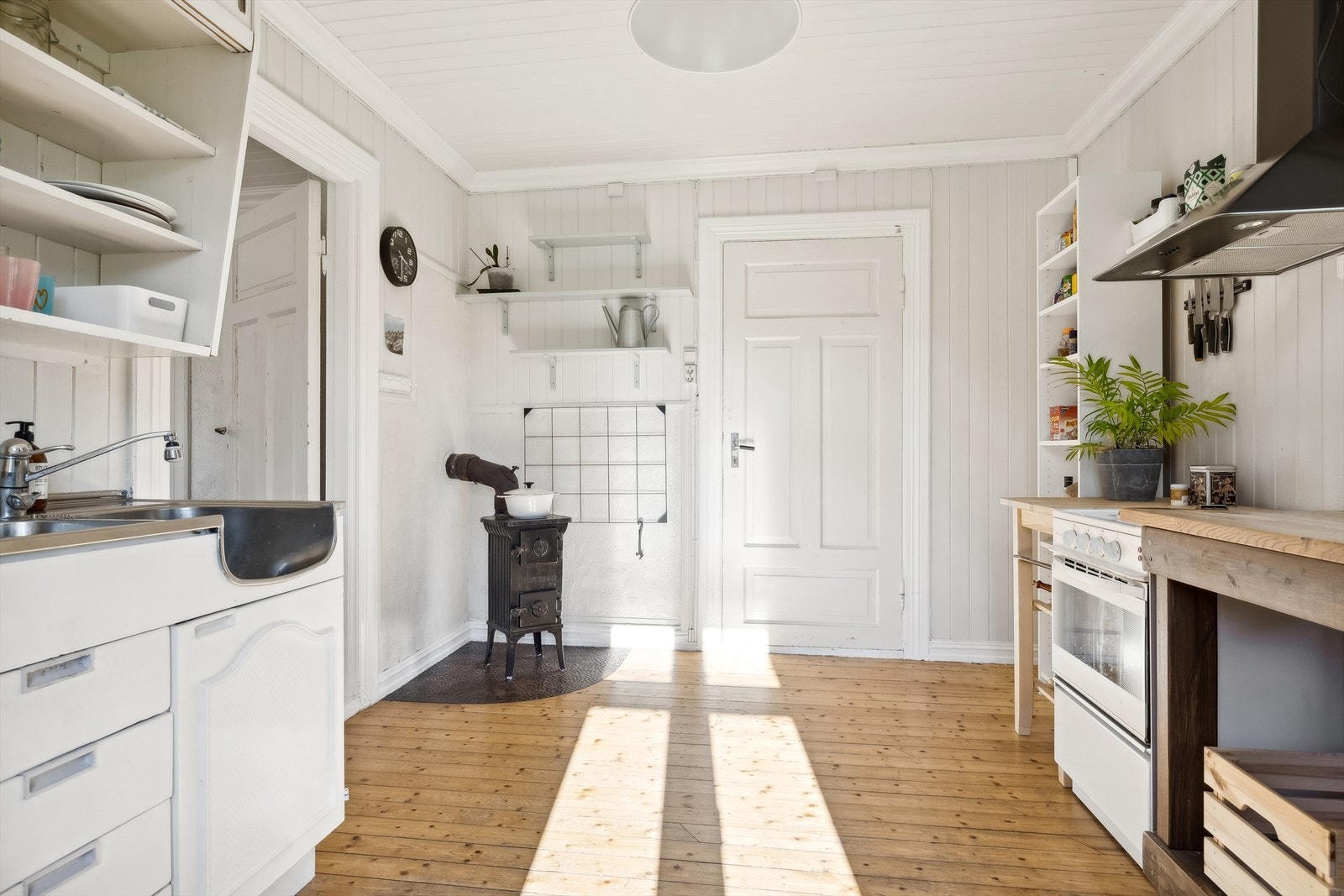 God vedovn på kjøkkenet som varmer godt. Galleribilde