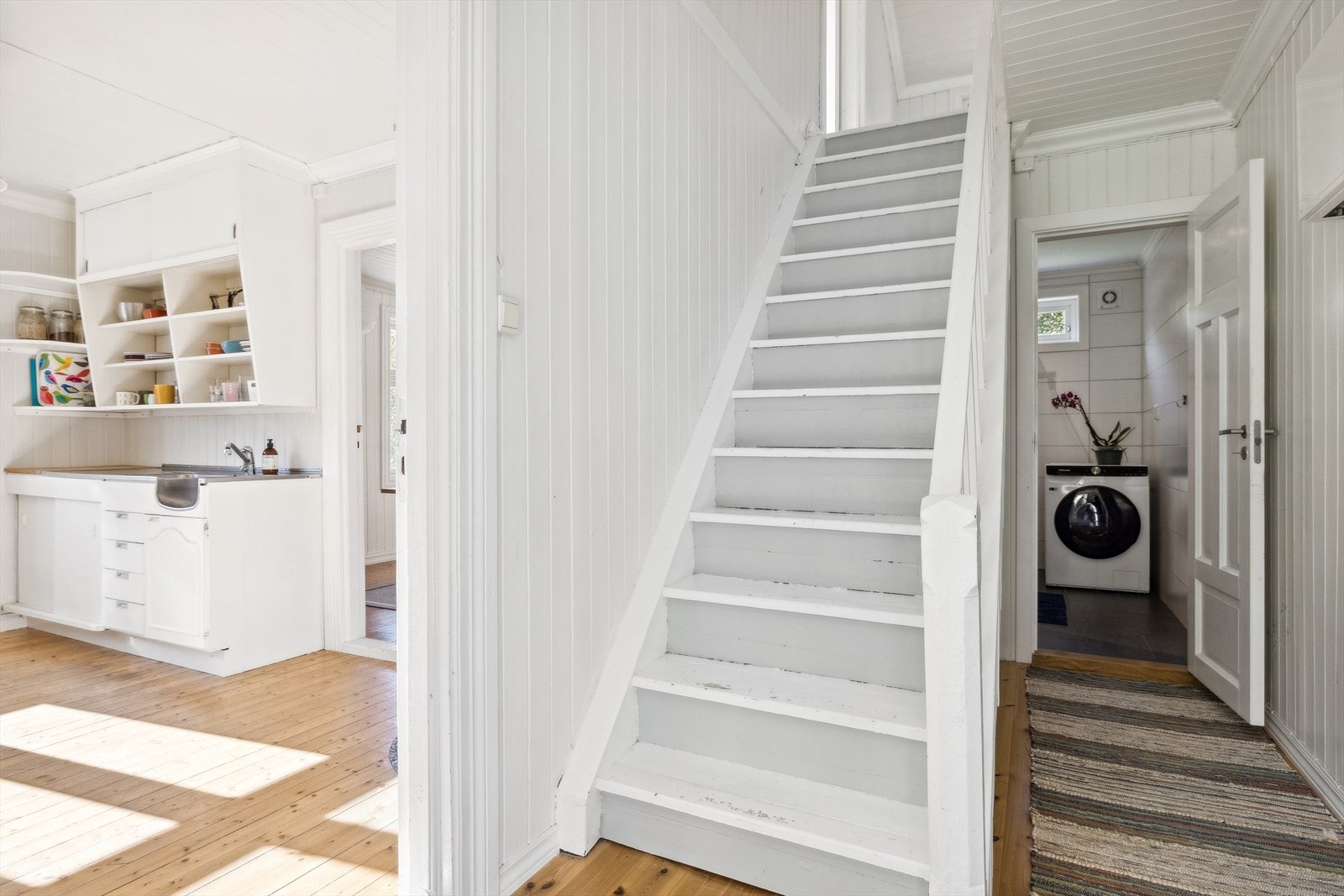 Fra gangen er det en trapp rett opp til 2. etasje. Galleribilde