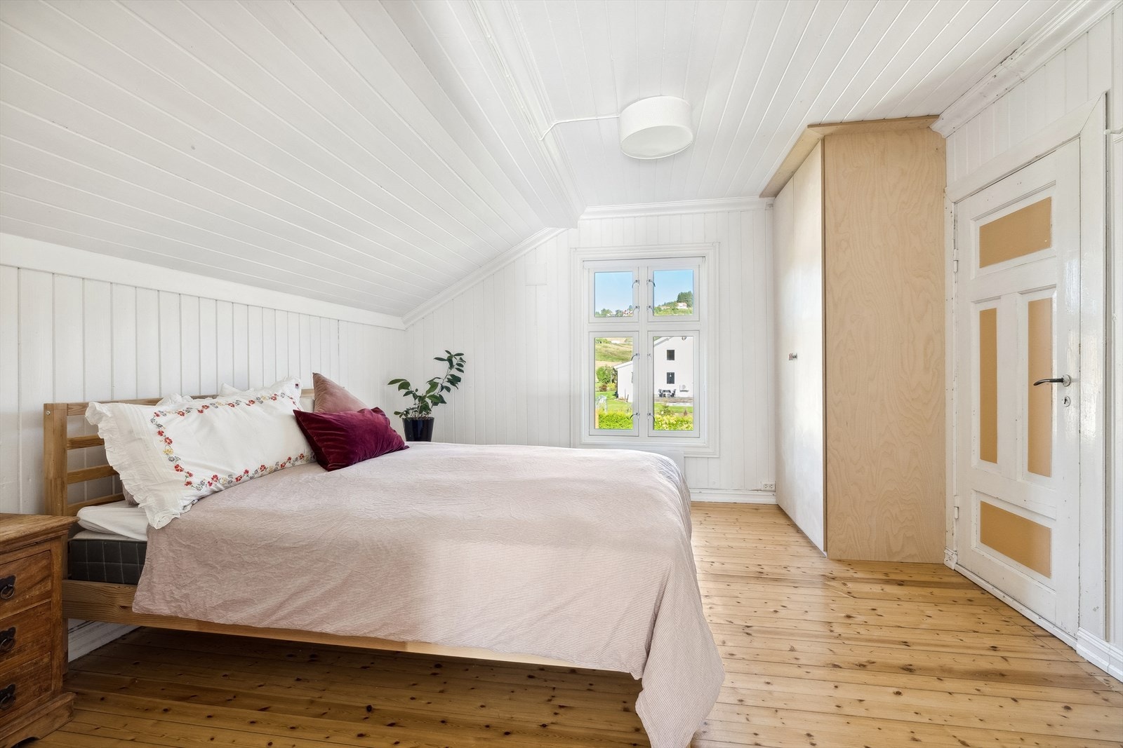 Huset har totalt 4 soverom. Hovedsoverommet god plass til dobbeltseng, nattbord og skap. Galleribilde