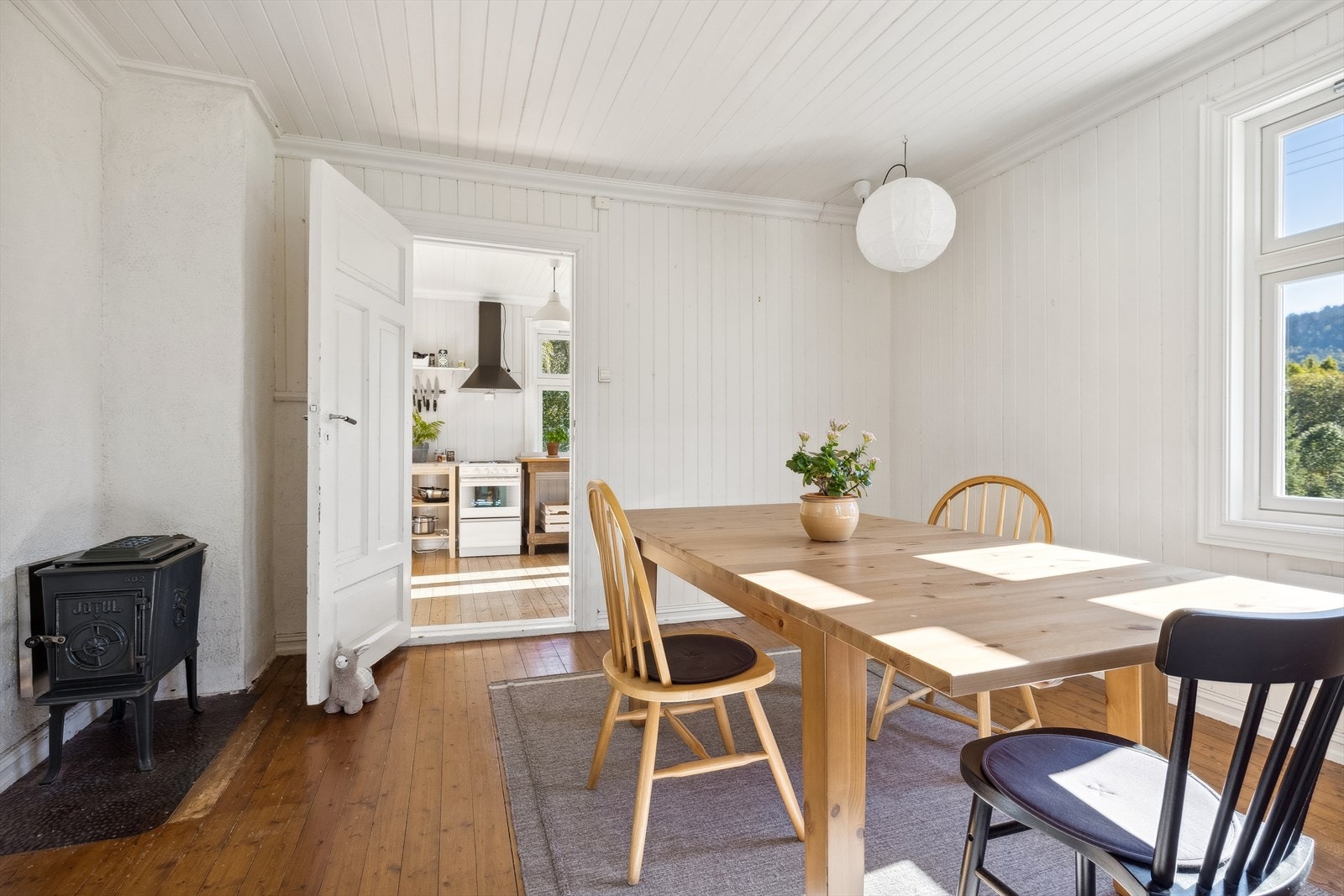 Videre fra stuen kommer du til en trivelig spisestue. Galleribilde