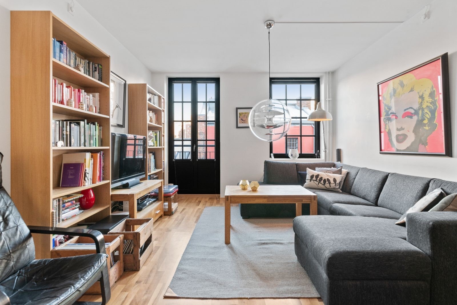 Stuen slipper inn mye dagslys og har rikelig med plass til møbler og inventar. Galleribilde