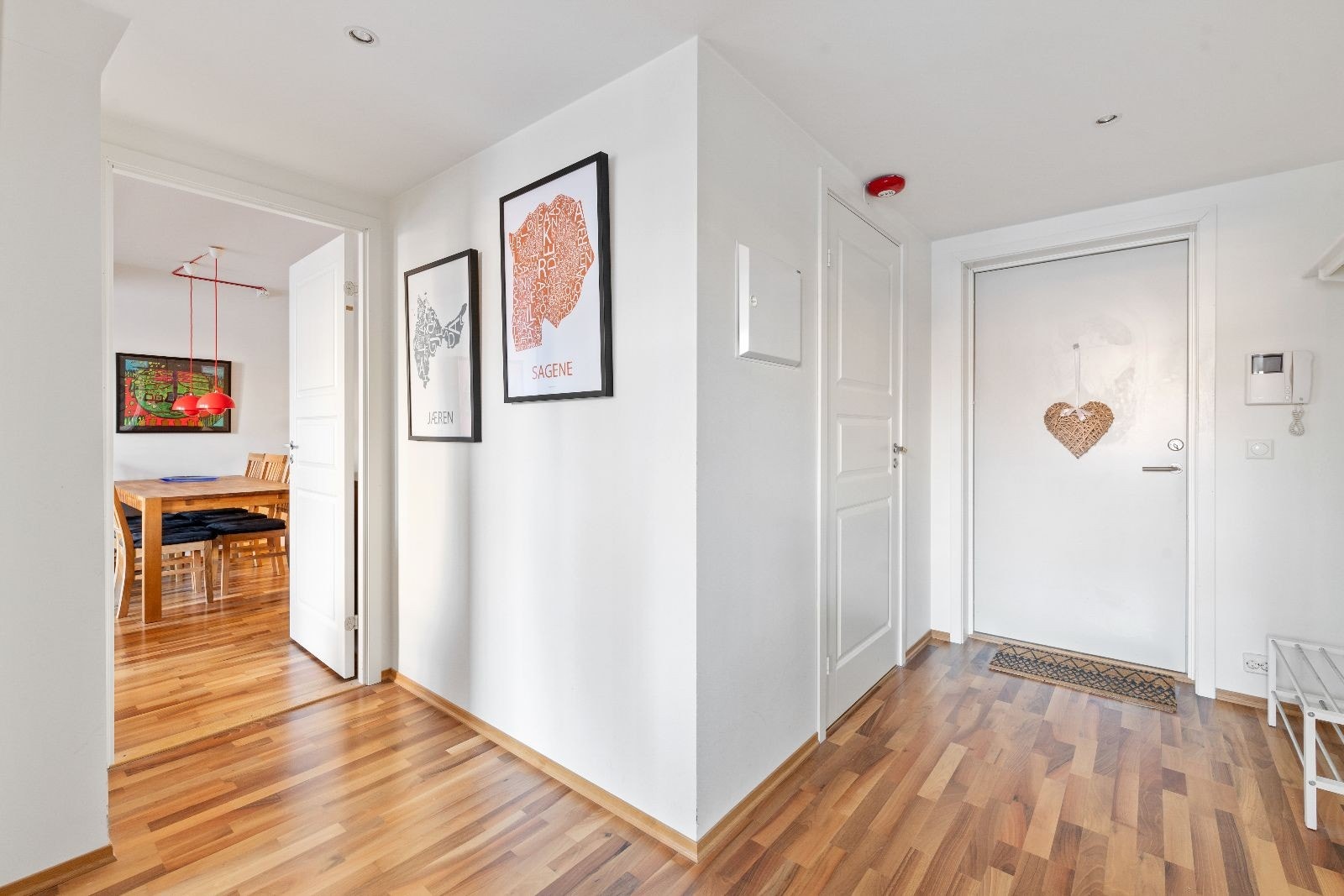 I gangen har en godt med plass til oppbevaring av det en selv måtte ønske. Galleribilde
