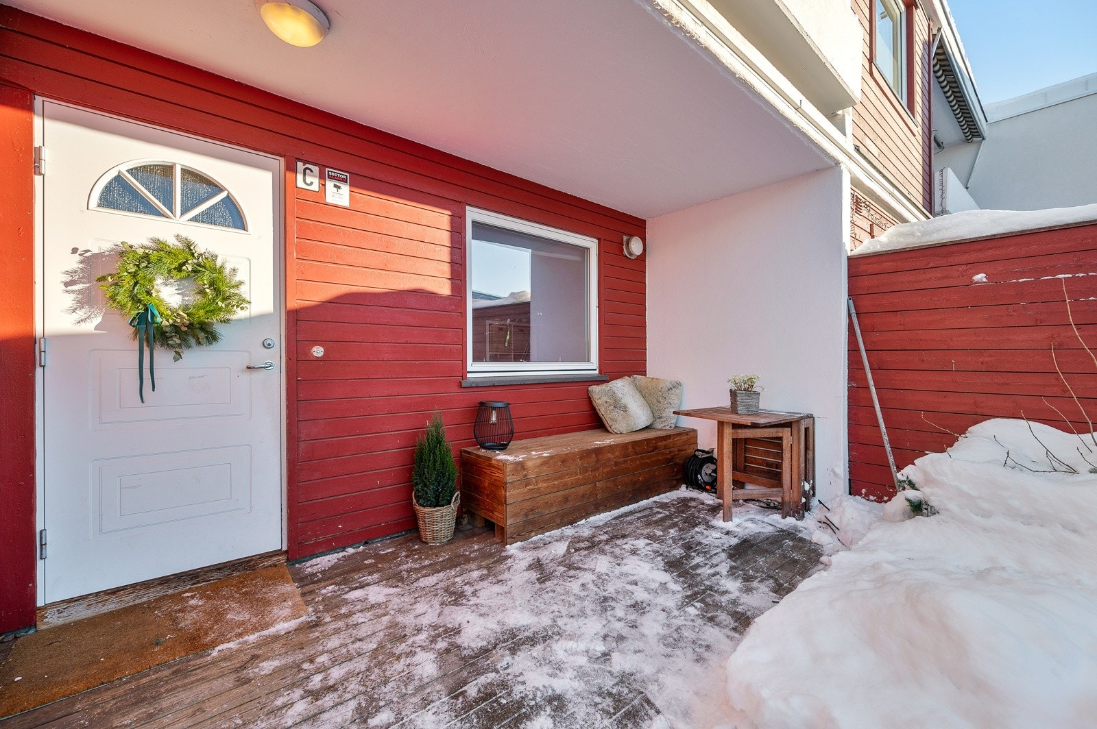 Trivelig inngangsparti med markterrasse på 34 m2. Galleribilde