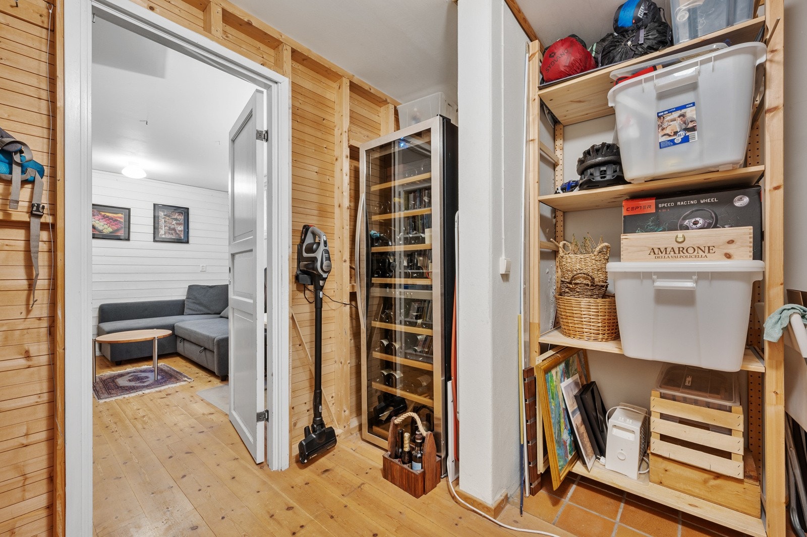 Praktisk lagringsrom i 1. etasje. Videre inn har du et rom som er innredet som tv-stue. Galleribilde