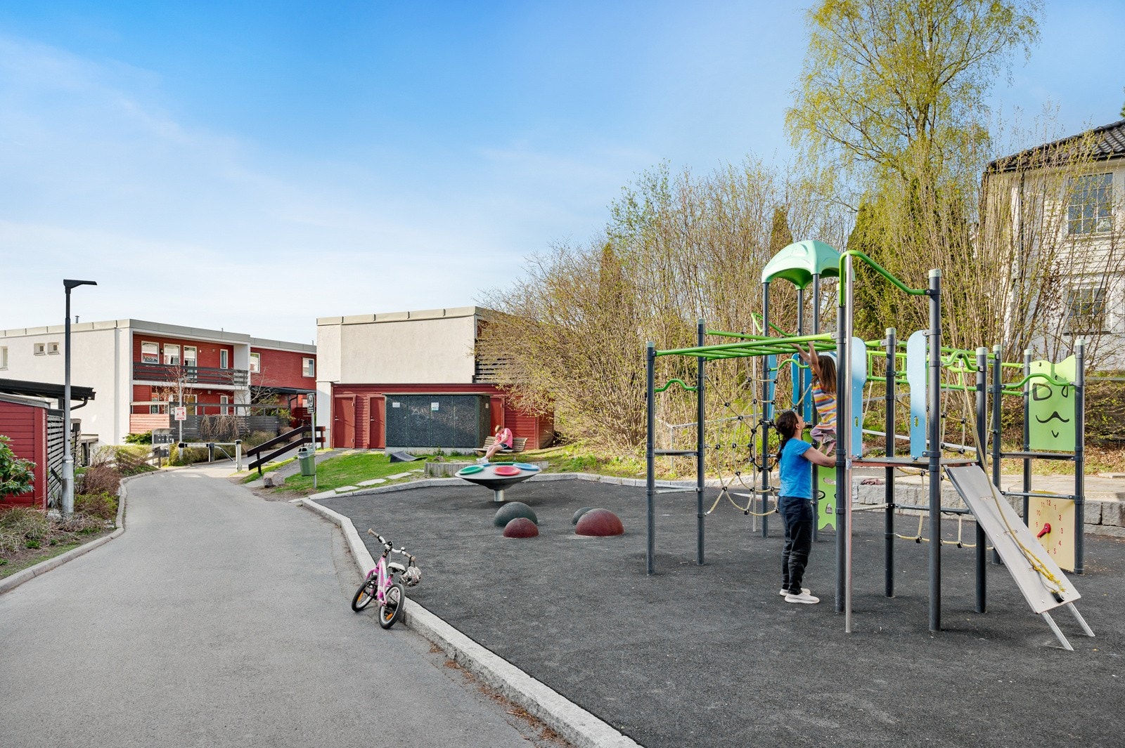 Borettslaget har fine fellesområder med lekeplass og sitteplasser. Galleribilde