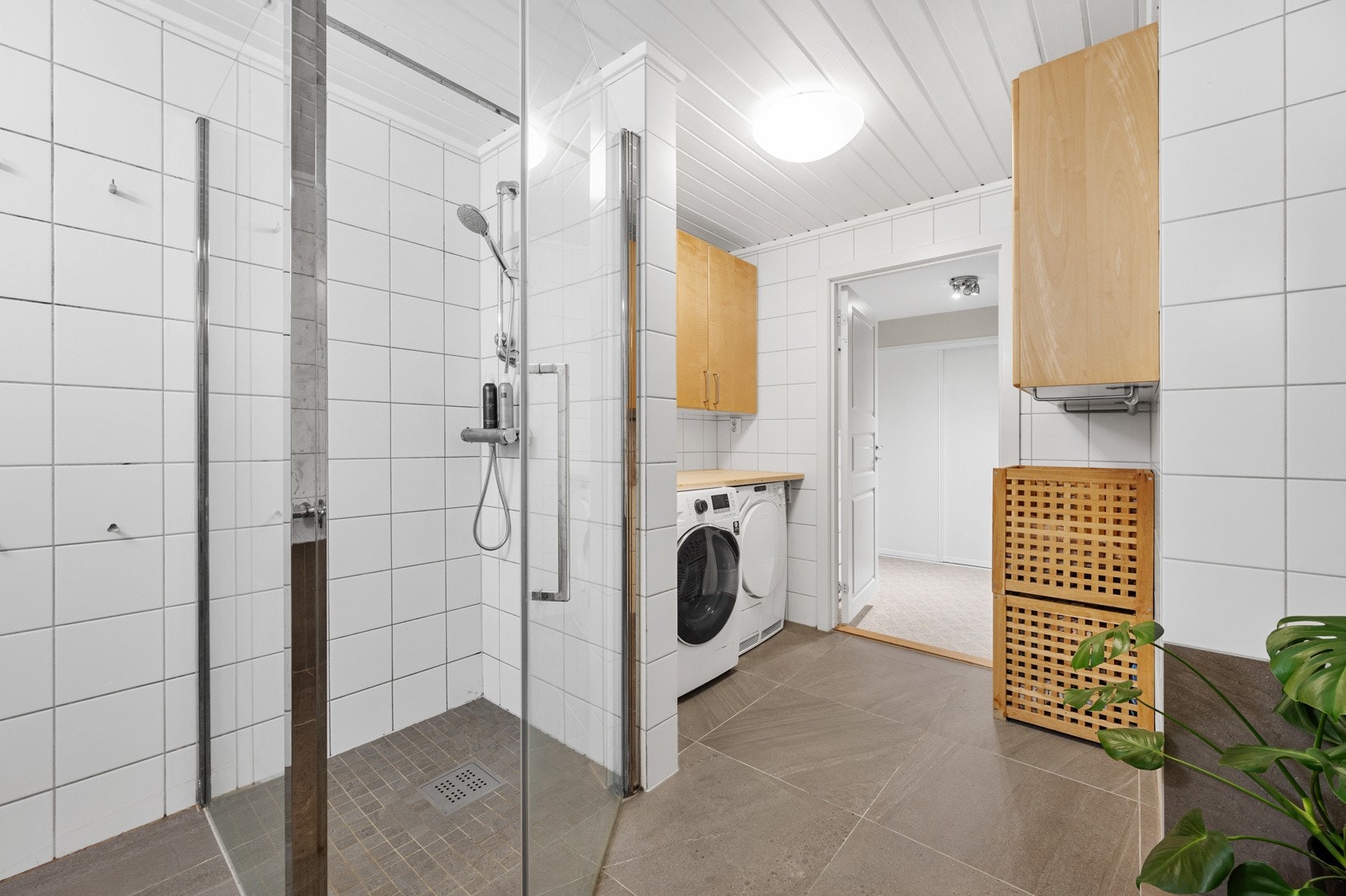 Flislagt bad med gulvvarme og opplegg for vaskemaskin. Galleribilde
