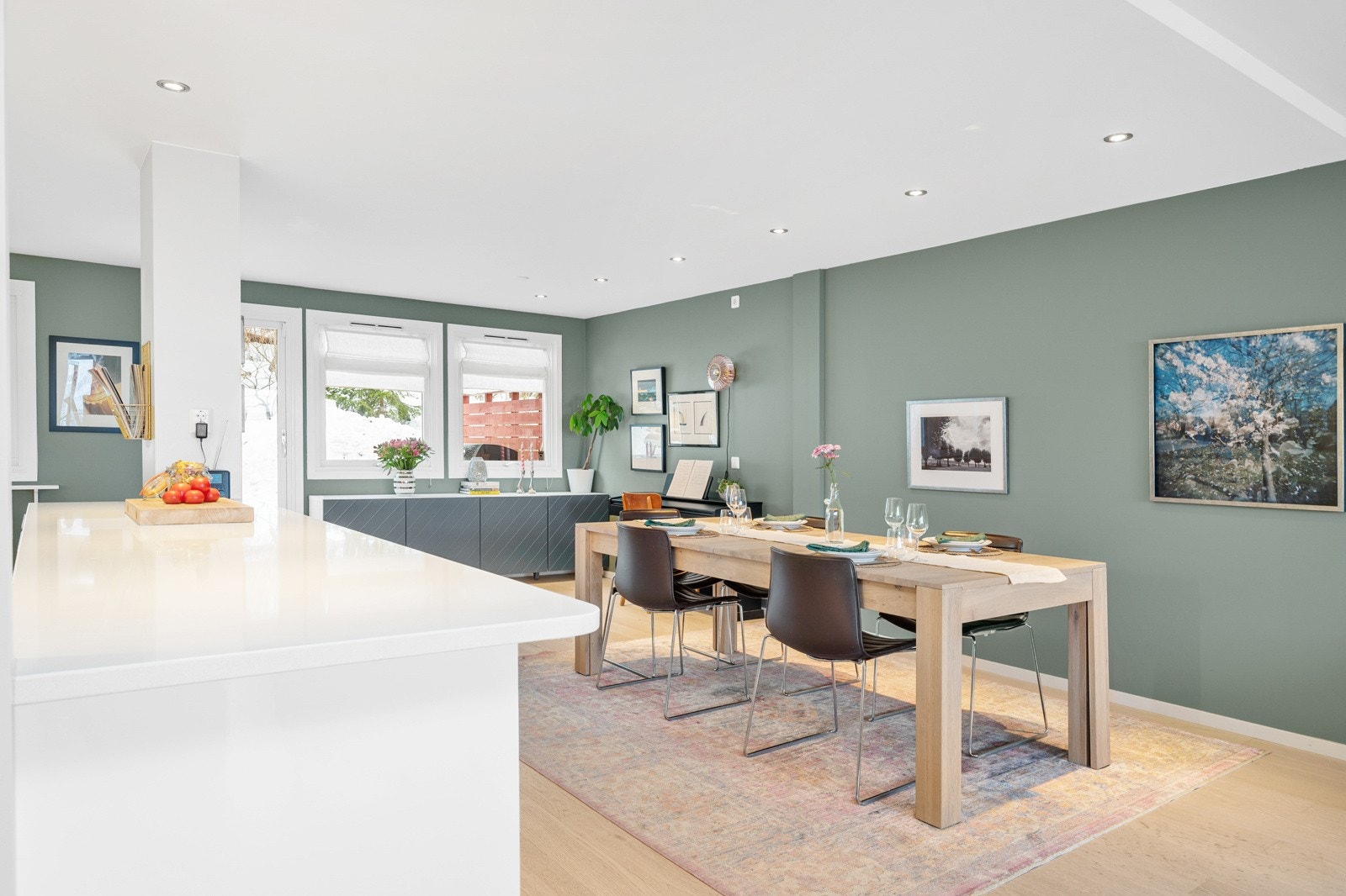 Det er god plass til spisestue ved utkant av kjøkkenet. Galleribilde