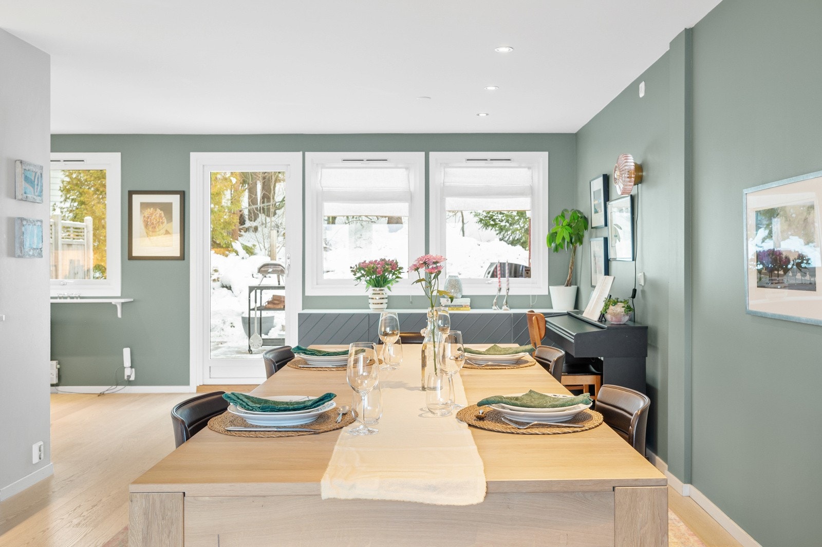 Inviter familie og venner på middag - her er det plass til alle! Galleribilde