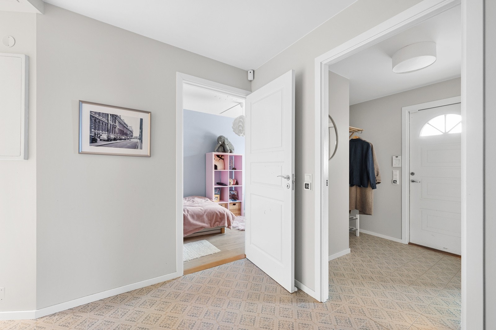 Adkomst til soverom 2 fra gang i 1. etasje. Galleribilde