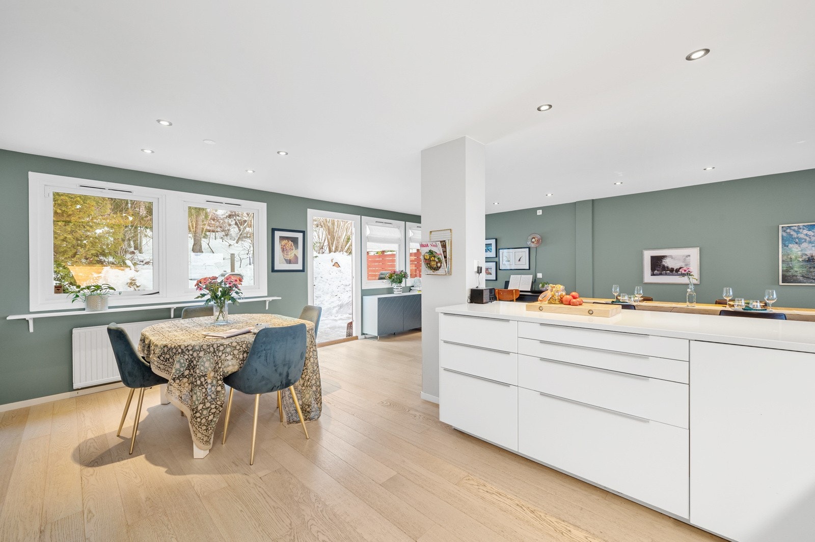 Trivelig spiseplass i forbindelse med kjøkkenet - perfekt for frokost og mindre måltider. Galleribilde
