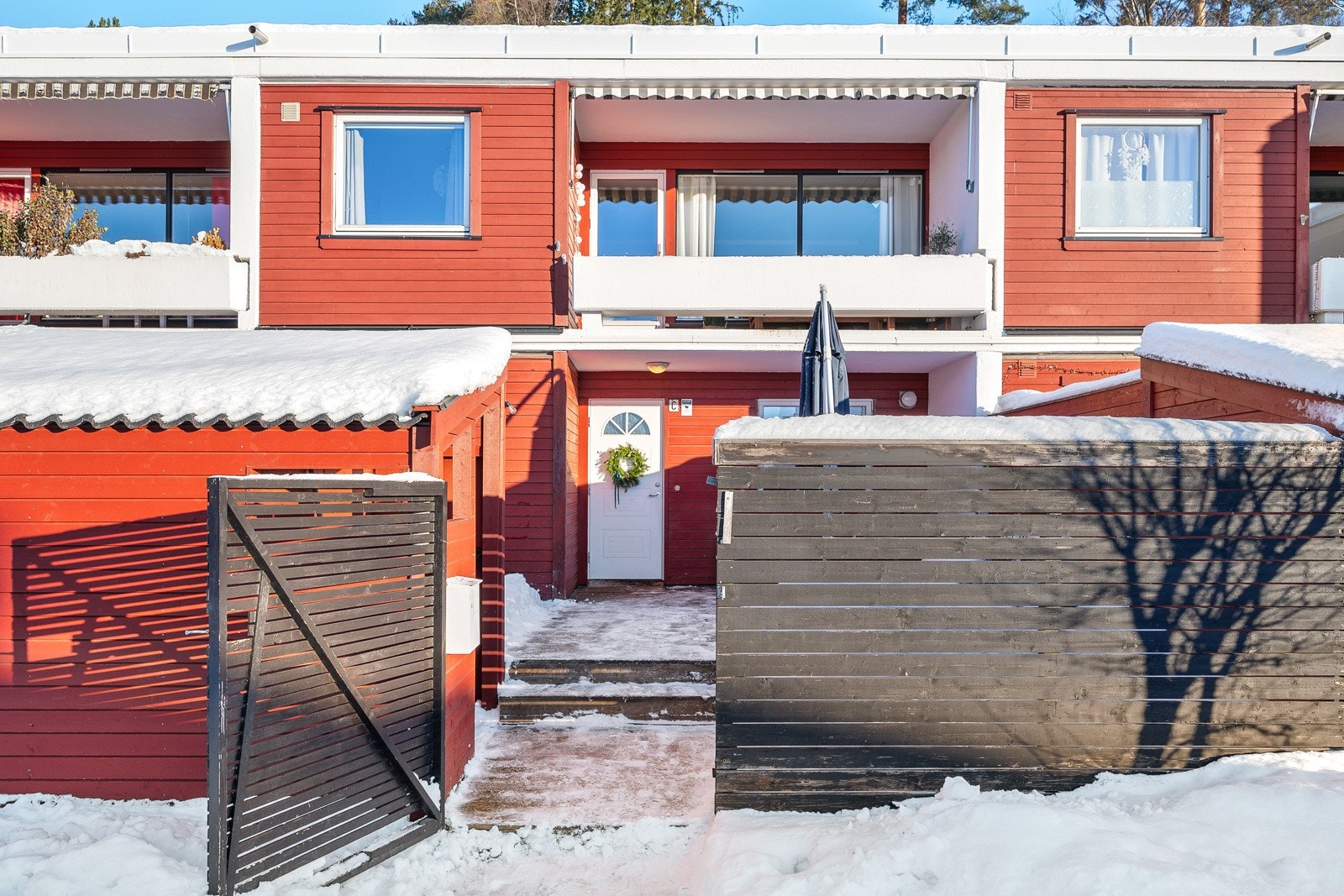 Boligen disponerer en frittstående bod på ca. 3 m2. Man har også egen port som kan lukkes for mindre innsyn. Galleribilde