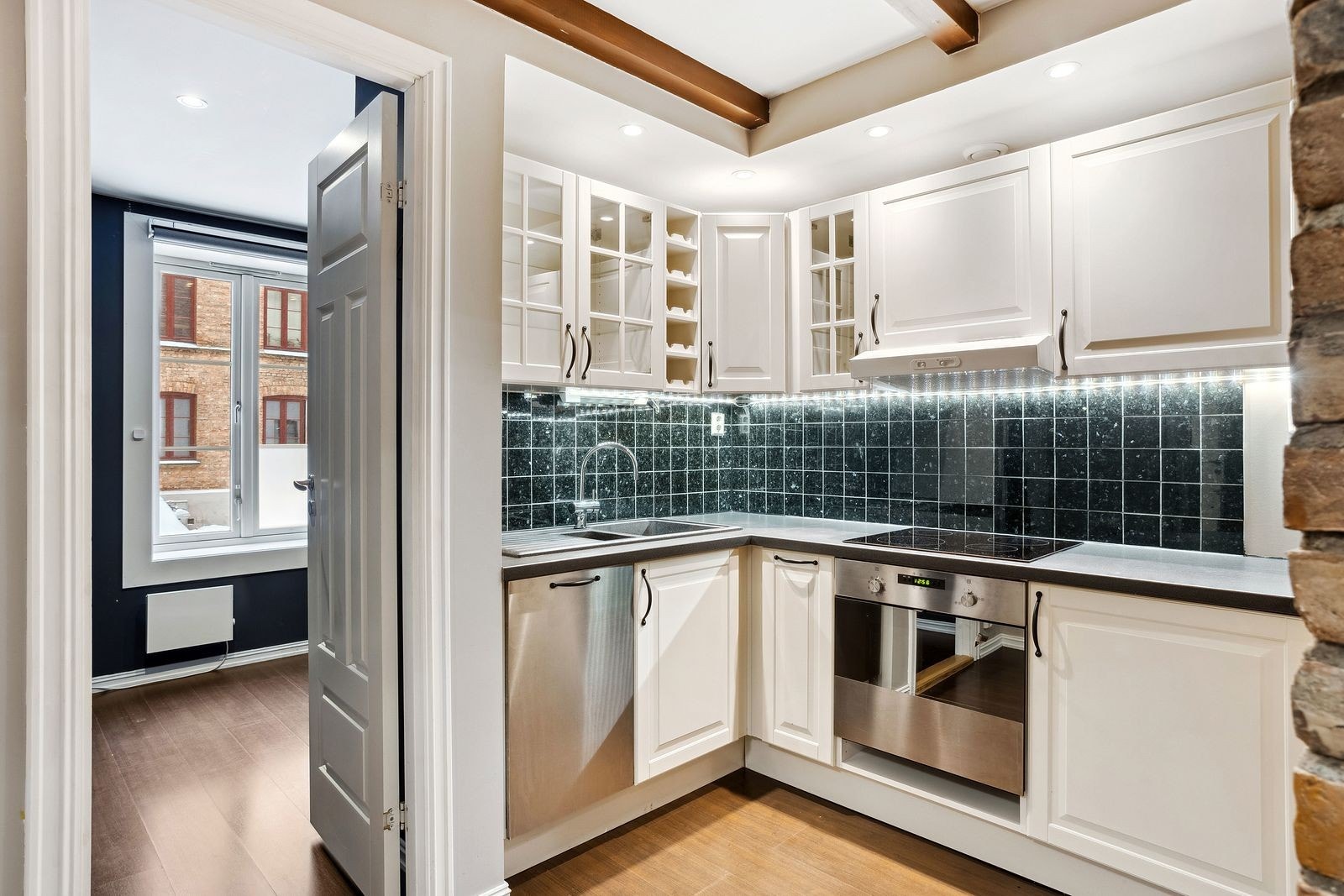 Kjøkken med gode oppbevaringsmuligheter. Programmerbare lys. Galleribilde