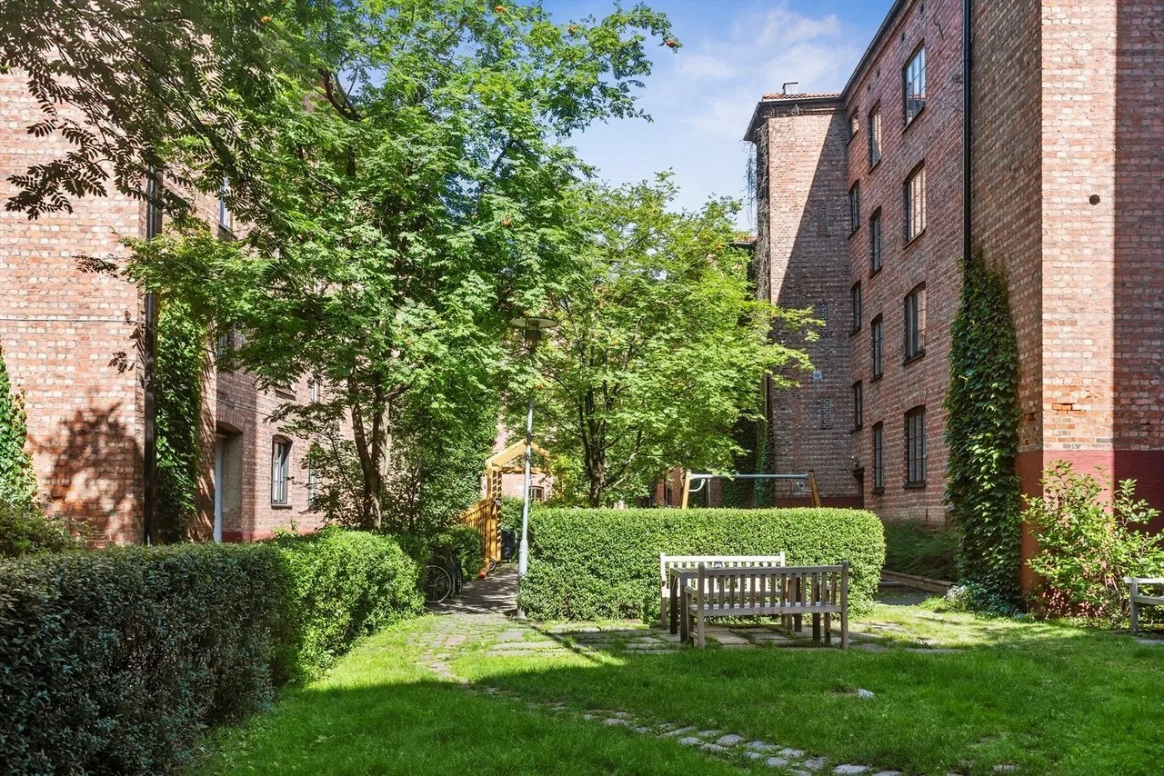 indre gårdsrom på sommertid. Galleribilde