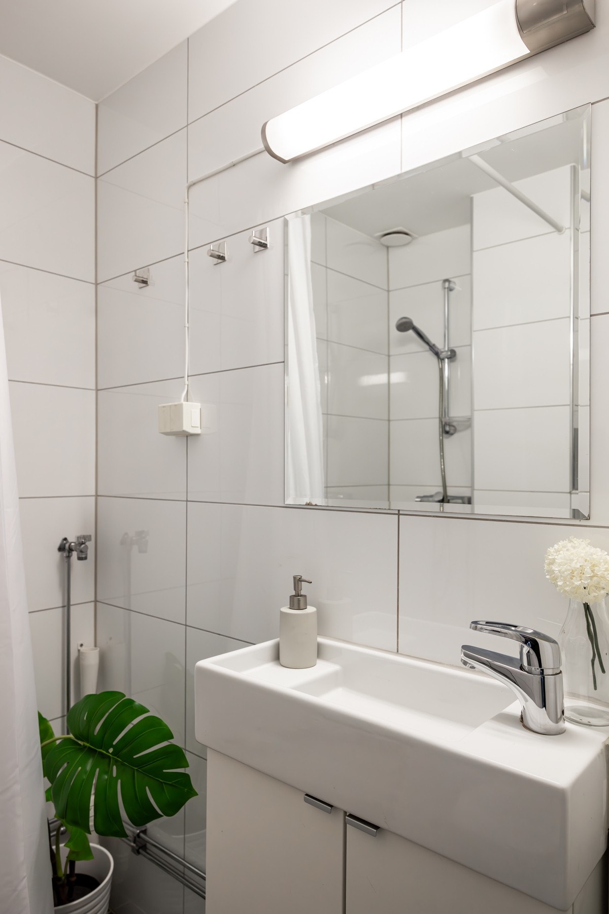 Badet har opplegg for vaskemaskin. Borettslaget har også fellesvaskeri. Galleribilde