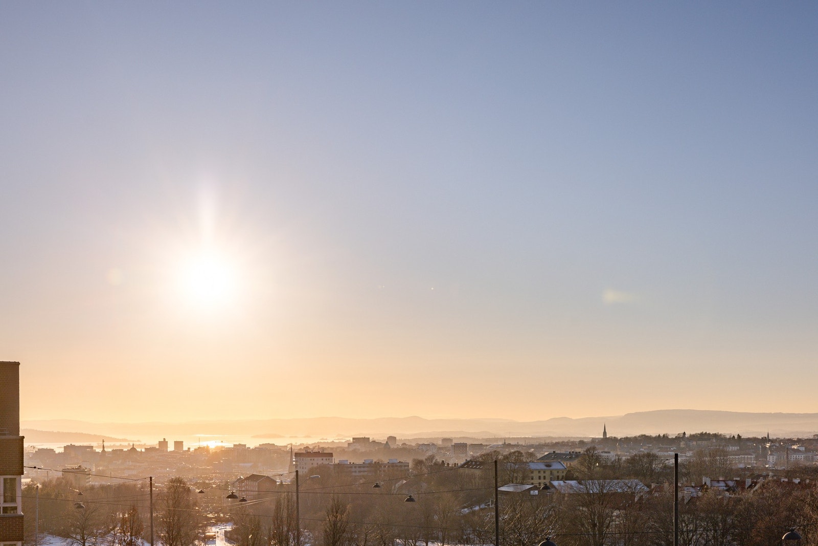 På balkongen kan du nyte solen på ettermiddag og kveldstid. Galleribilde
