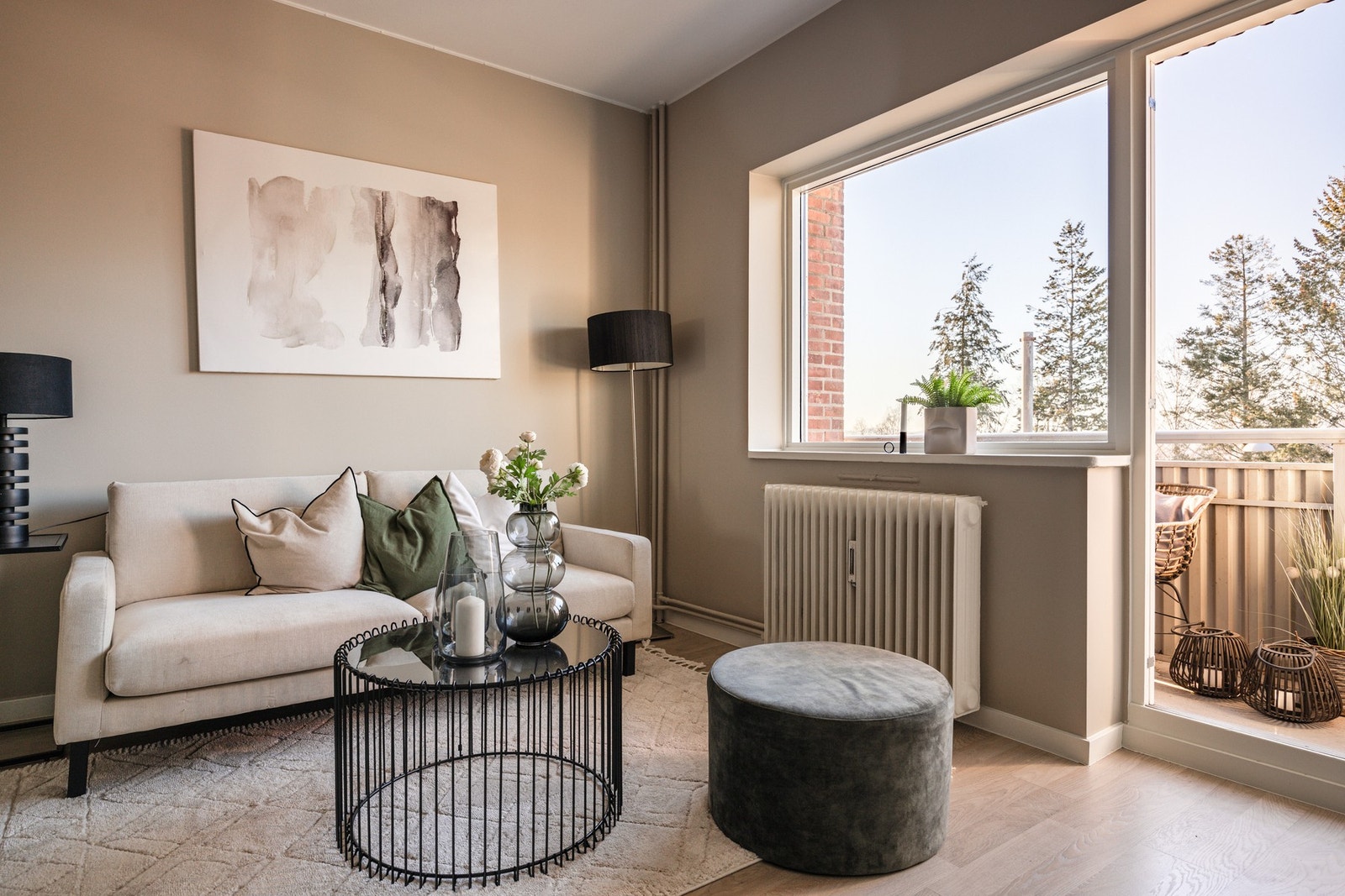 Leiligheten har et moderne uttrykk med slette vegger og lyse, behagelige farger. Galleribilde