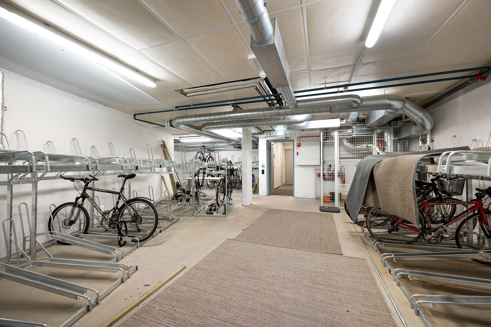 Felles sykkelparkering. Galleribilde