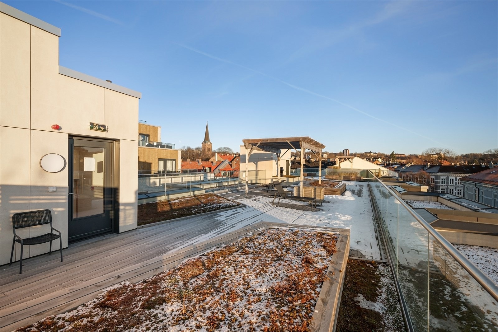 Felles takterrasse med flere sittegrupper og sol fra tidlig til sent Galleribilde