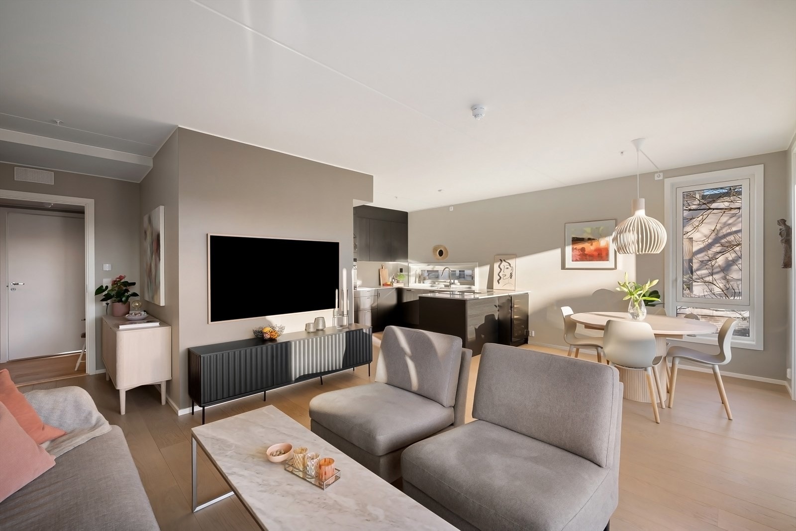 Det er installert vannbåren varme i hele boligen og med felles varmtvannstank. Galleribilde