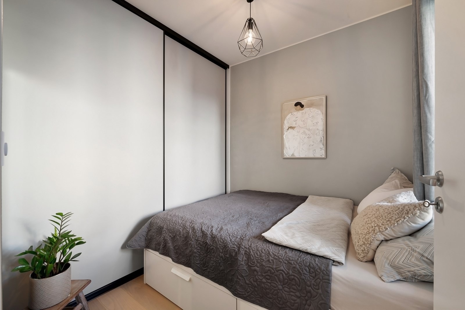 Romslig garderobeskap med skyvedører. Galleribilde