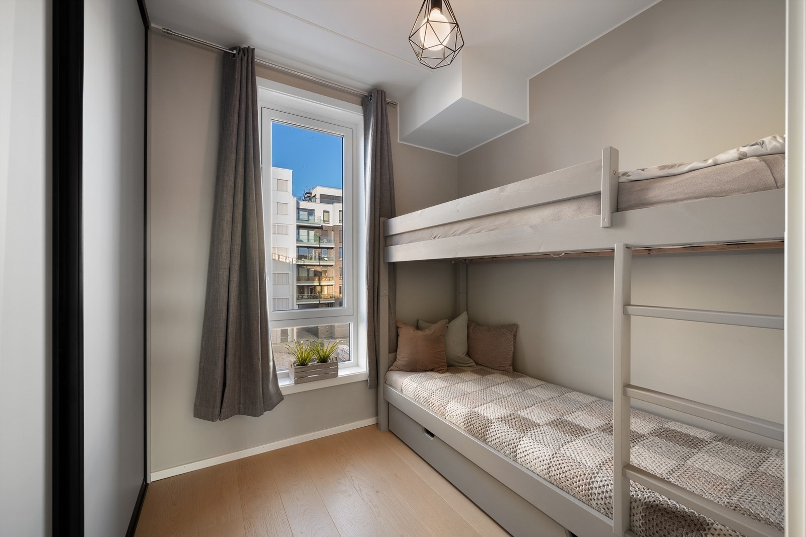 Soverom 3 har plass til dobbeltseng. Garderobeskap med skyvedører. Galleribilde