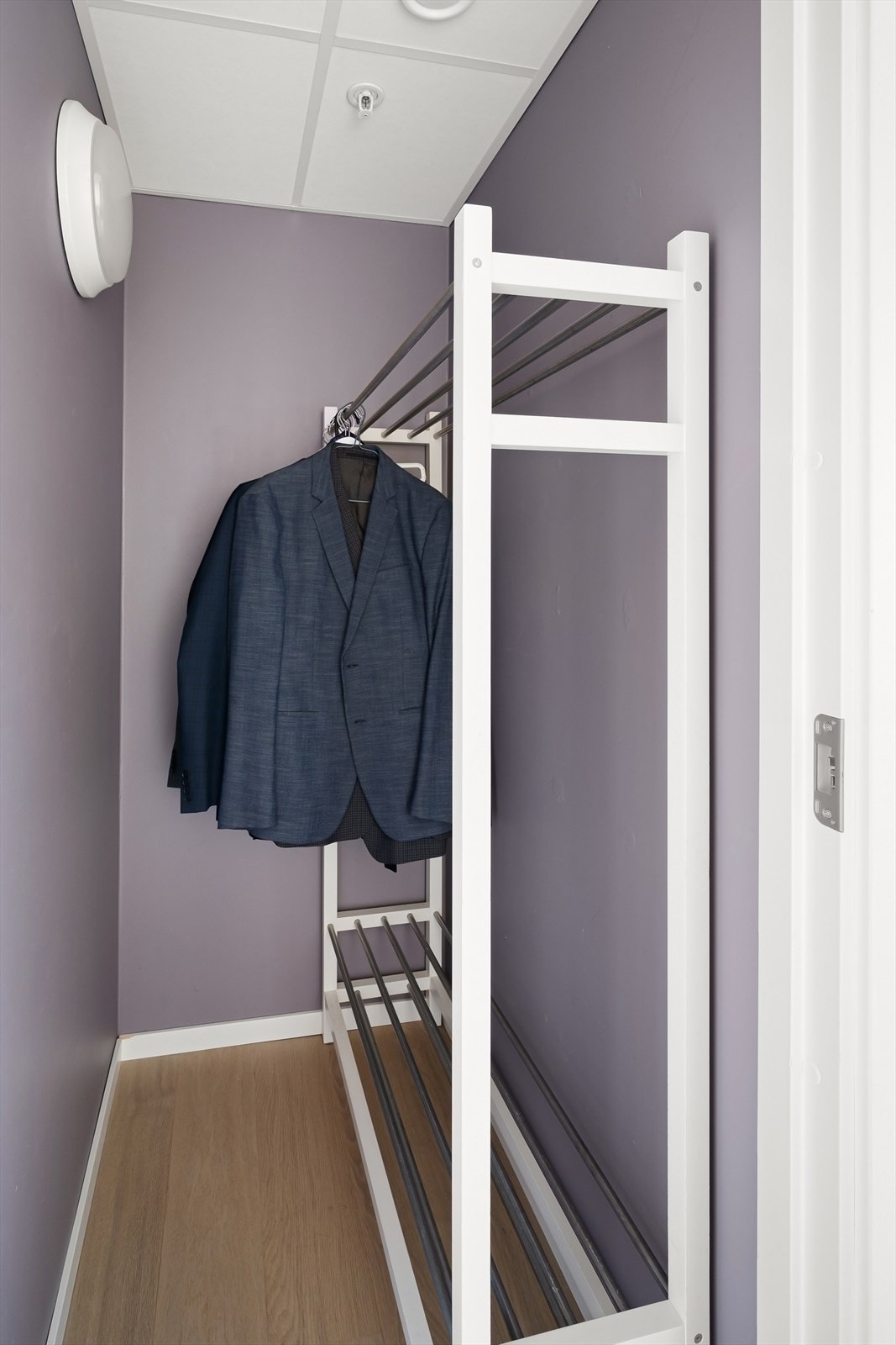 Fin garderobe som sikrer god lagringsplass. Galleribilde