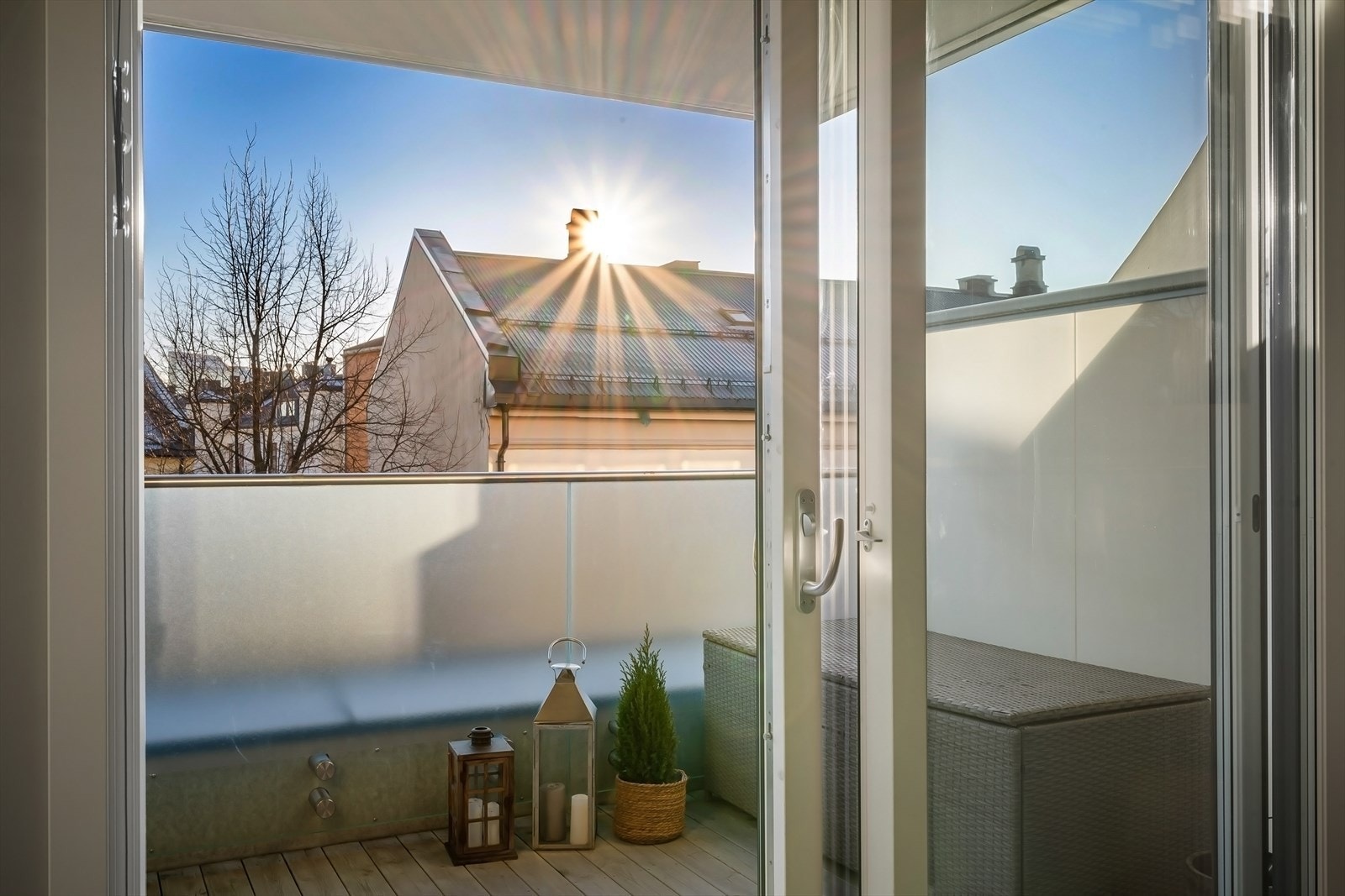 Boligens størrelse blir forlenget med de store vindusflatene og skyvedør i glass. Galleribilde