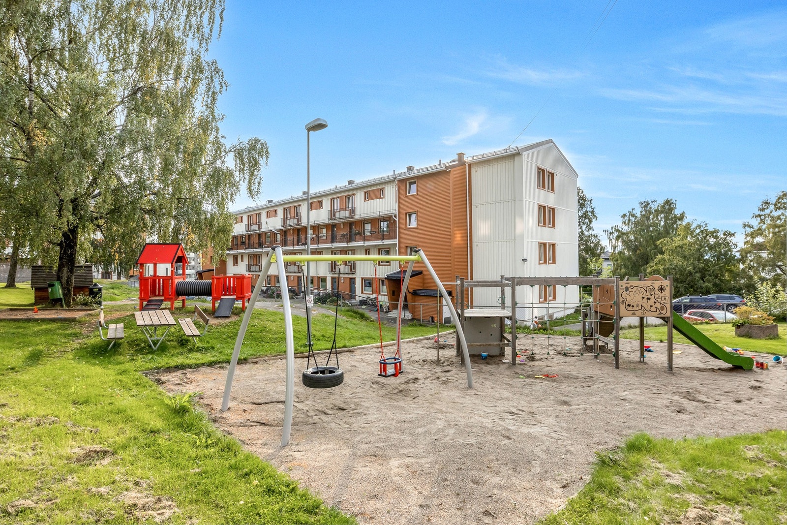 Fellesarealene er pent opparbeidet med store plener, sittebenker og en fin lekeplass til de små. Galleribilde