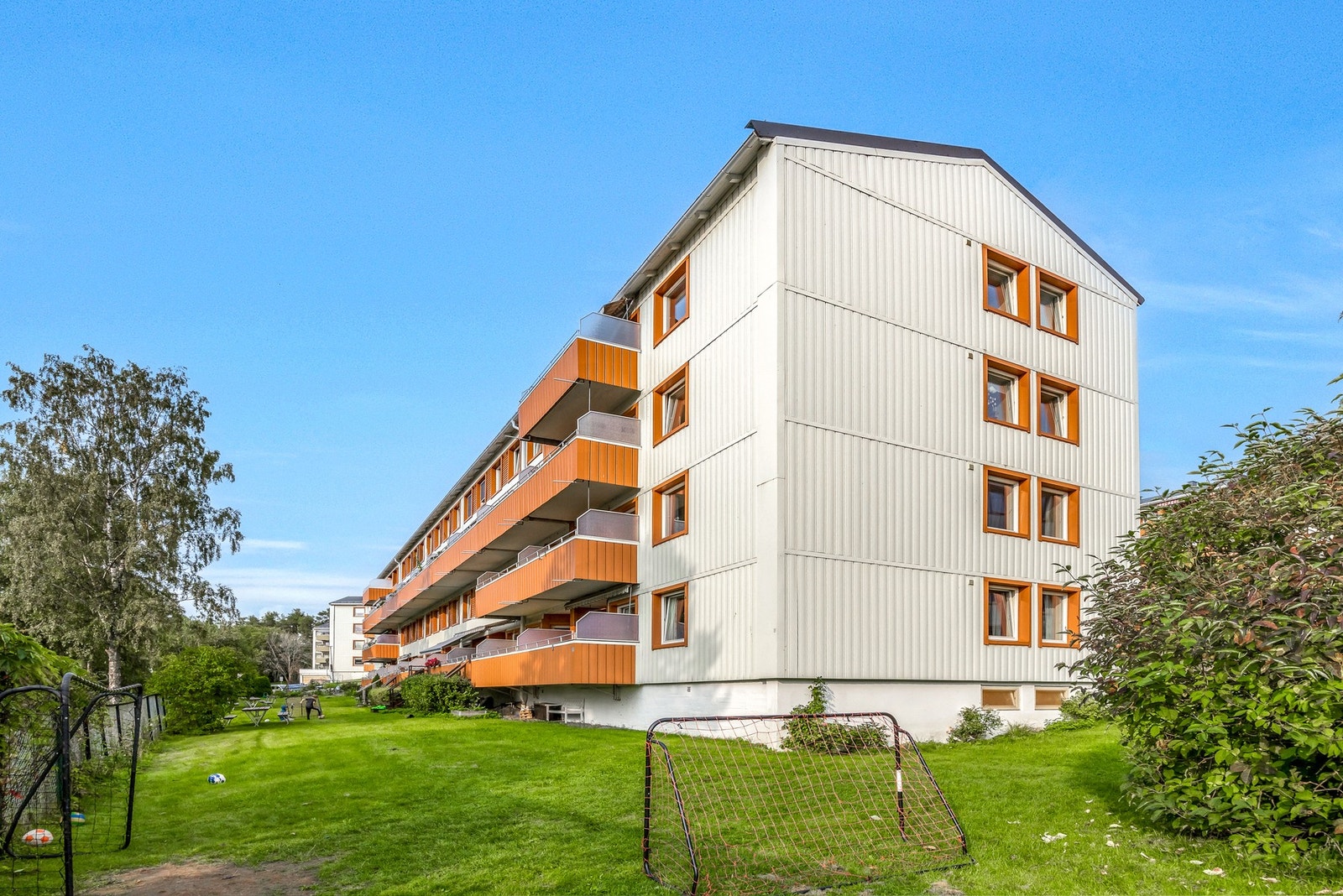 Kombinasjonen av god infrastruktur i nærområdet, og nærhet til både byen og tur- og rekreasjonsområder gjør dette området til et spesielt godt bomiljø for folk i alle aldre. Galleribilde
