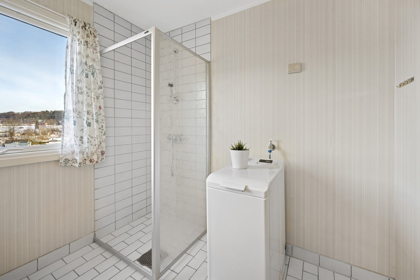 Flislagt gulv og tapet på vegg. Galleribilde