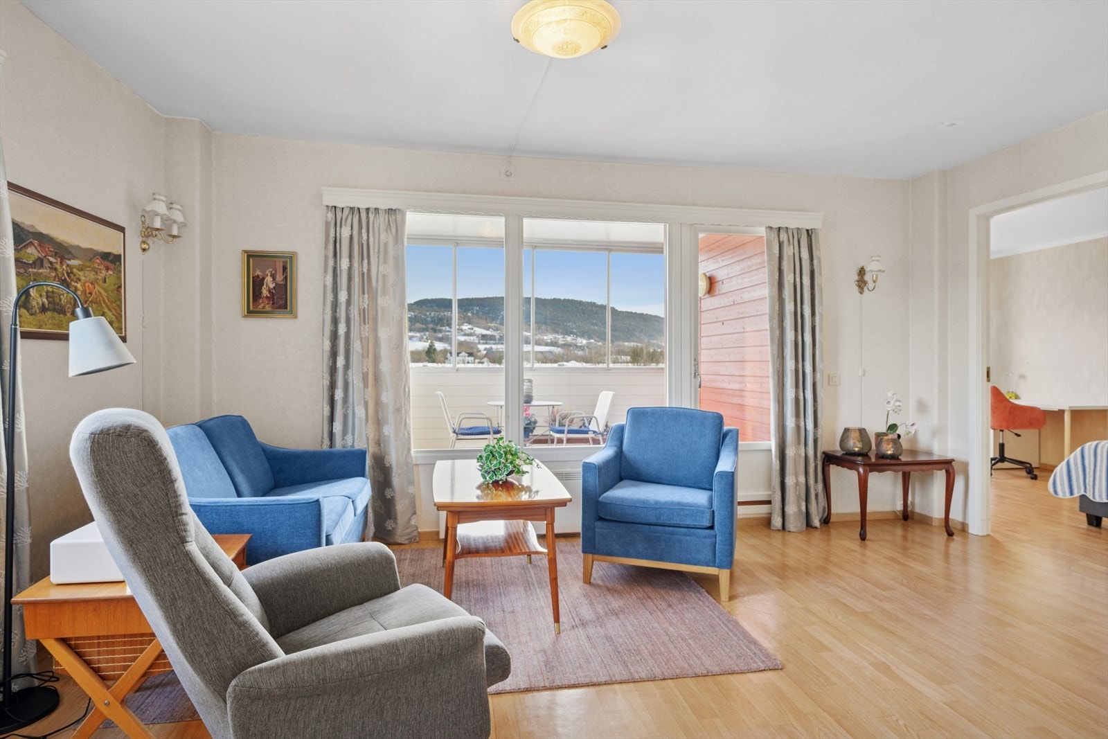 Fra stuen er det utgang til innglasset balkong. Galleribilde