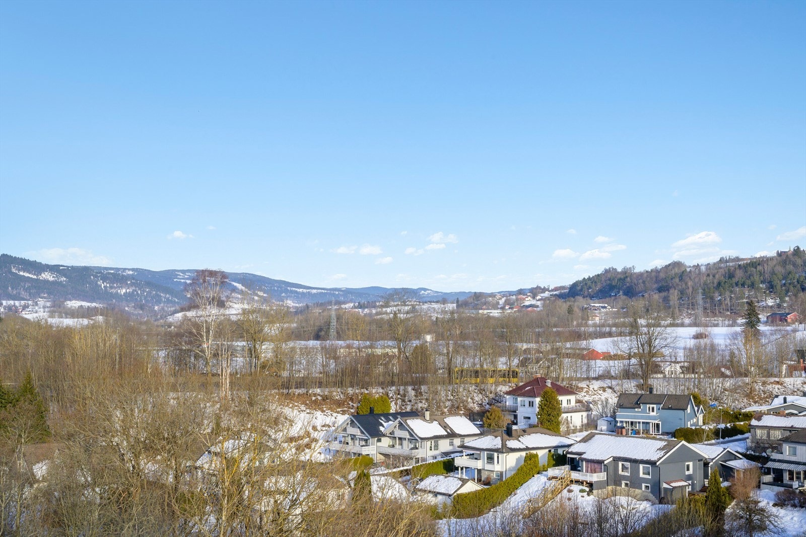 Fin utsikt oppover Lierdalen. Galleribilde