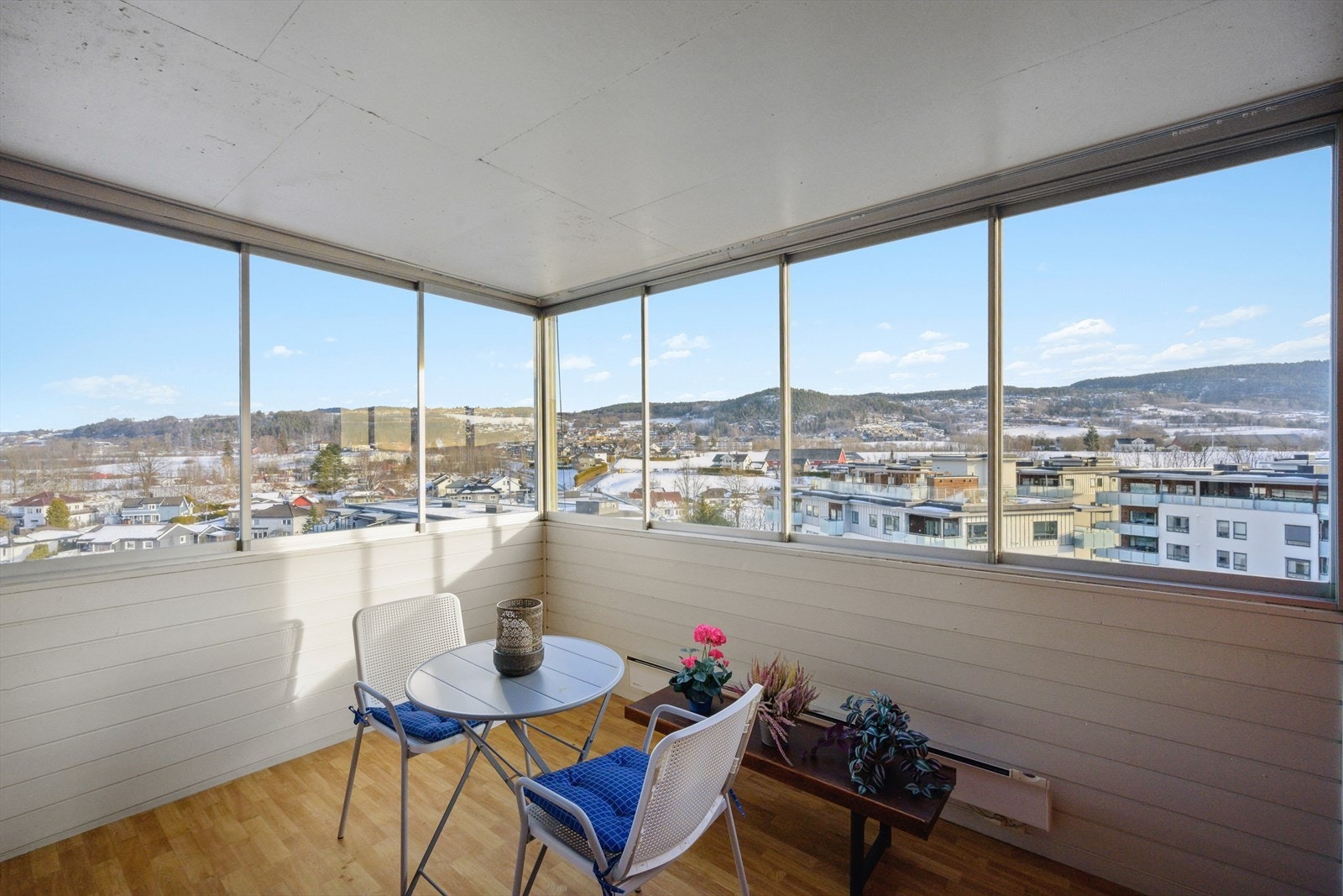 Balkongen er på ca. 8 kvm. og har flott utsikt over nærområdet. Galleribilde