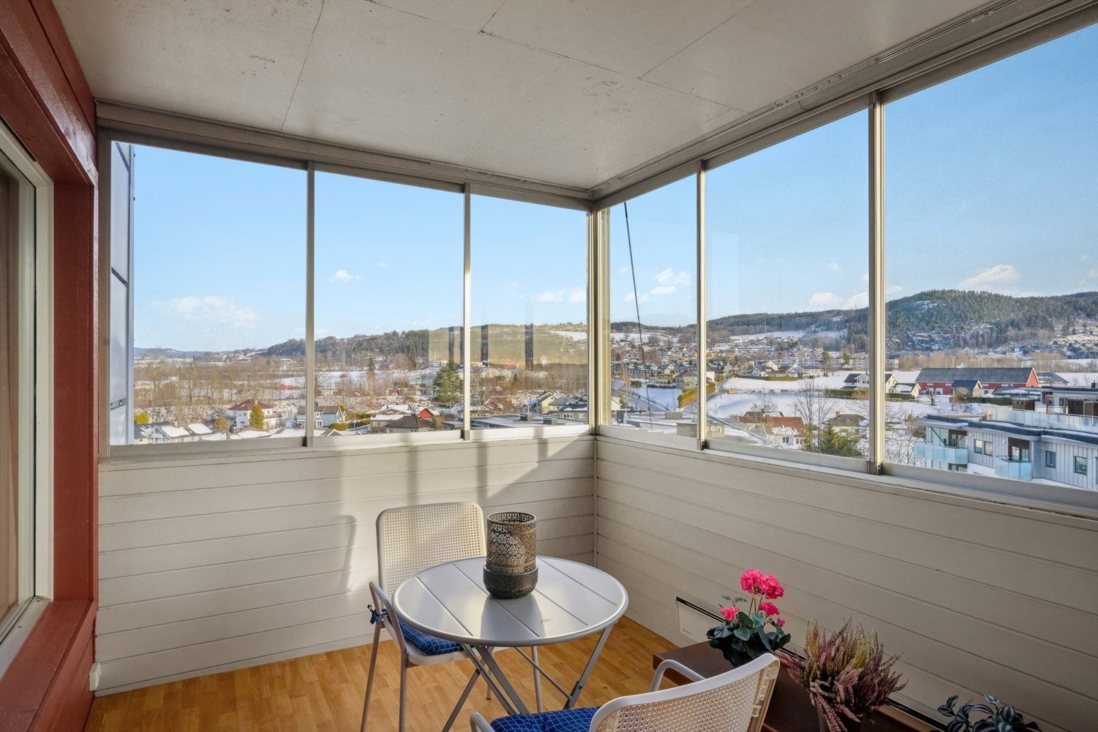 Balkongen har plass til ønsket utemøblement. Galleribilde