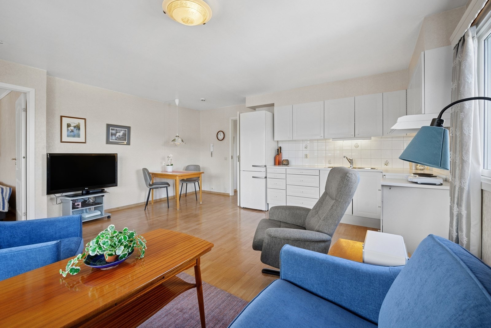 Stuen ligger i åpen løsning med kjøkkenet. Galleribilde