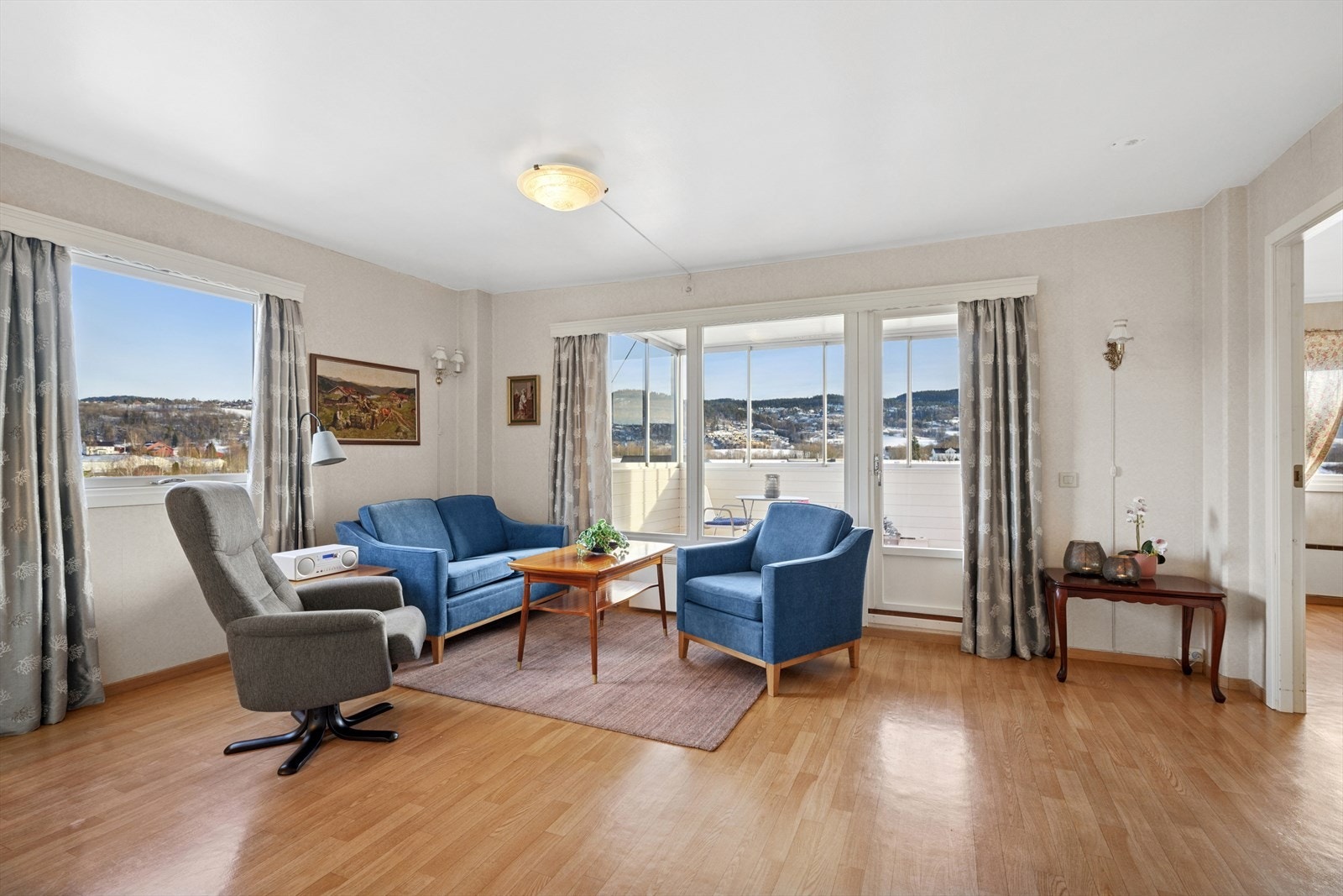 Stue/spisestue med store vindusflater. Galleribilde