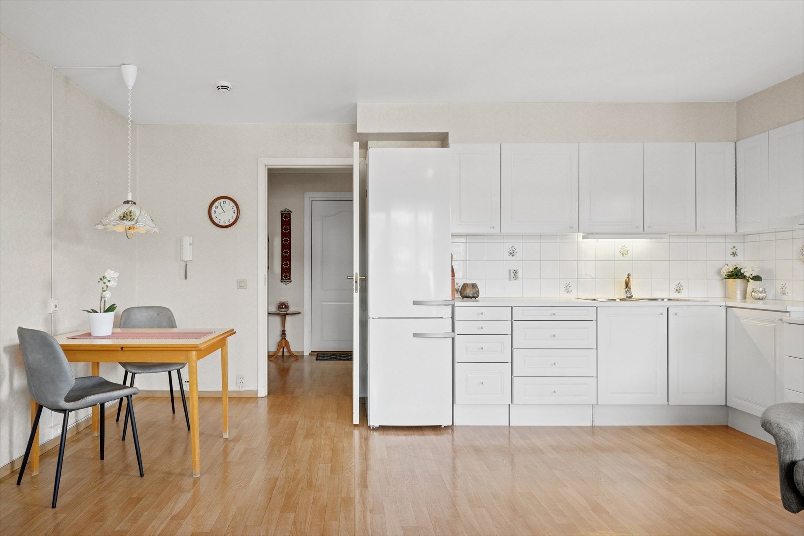 Lys kjøkkeninnredning med profilerte fronter. Galleribilde