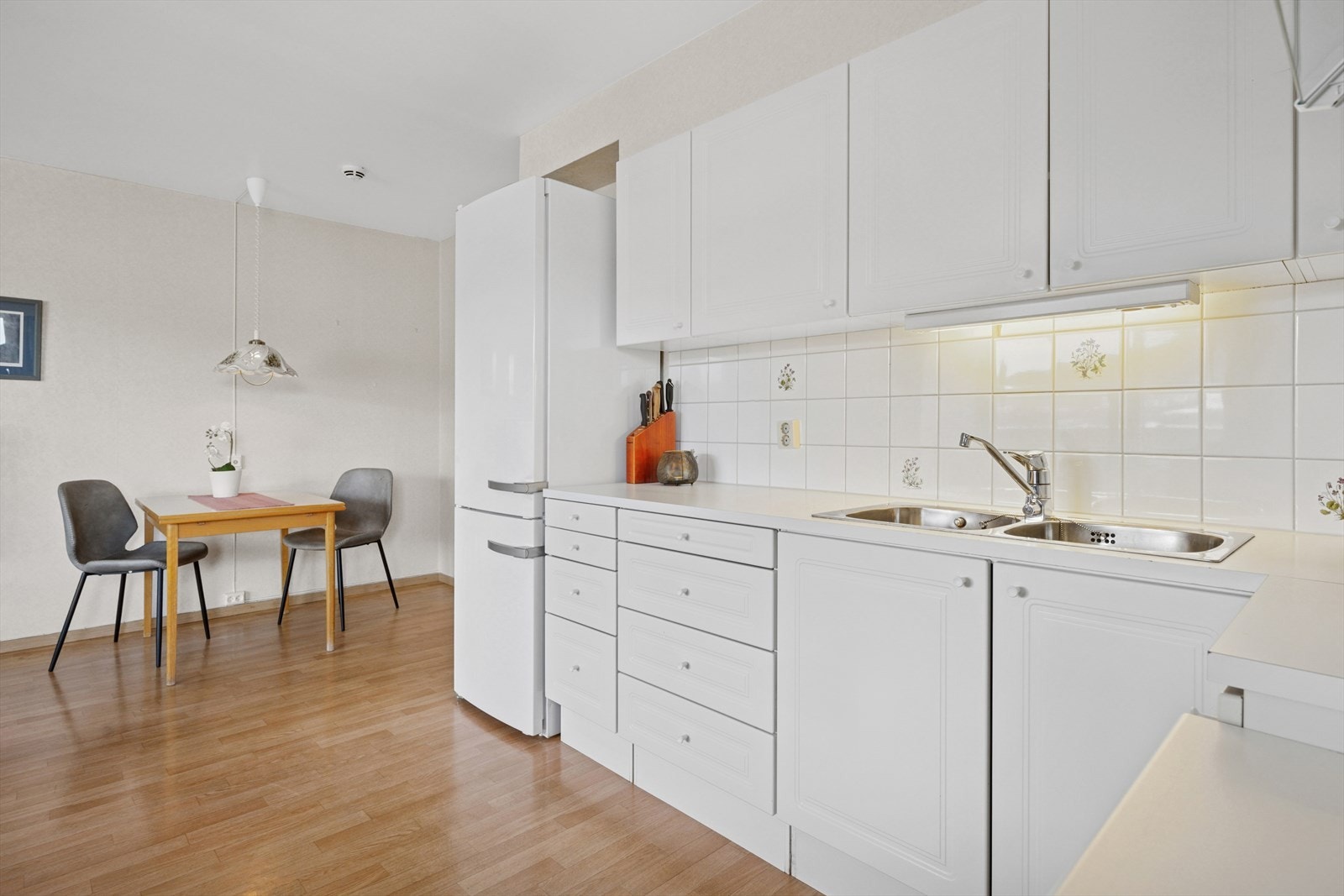 Praktiske fliser mellom over- og underskap. Galleribilde