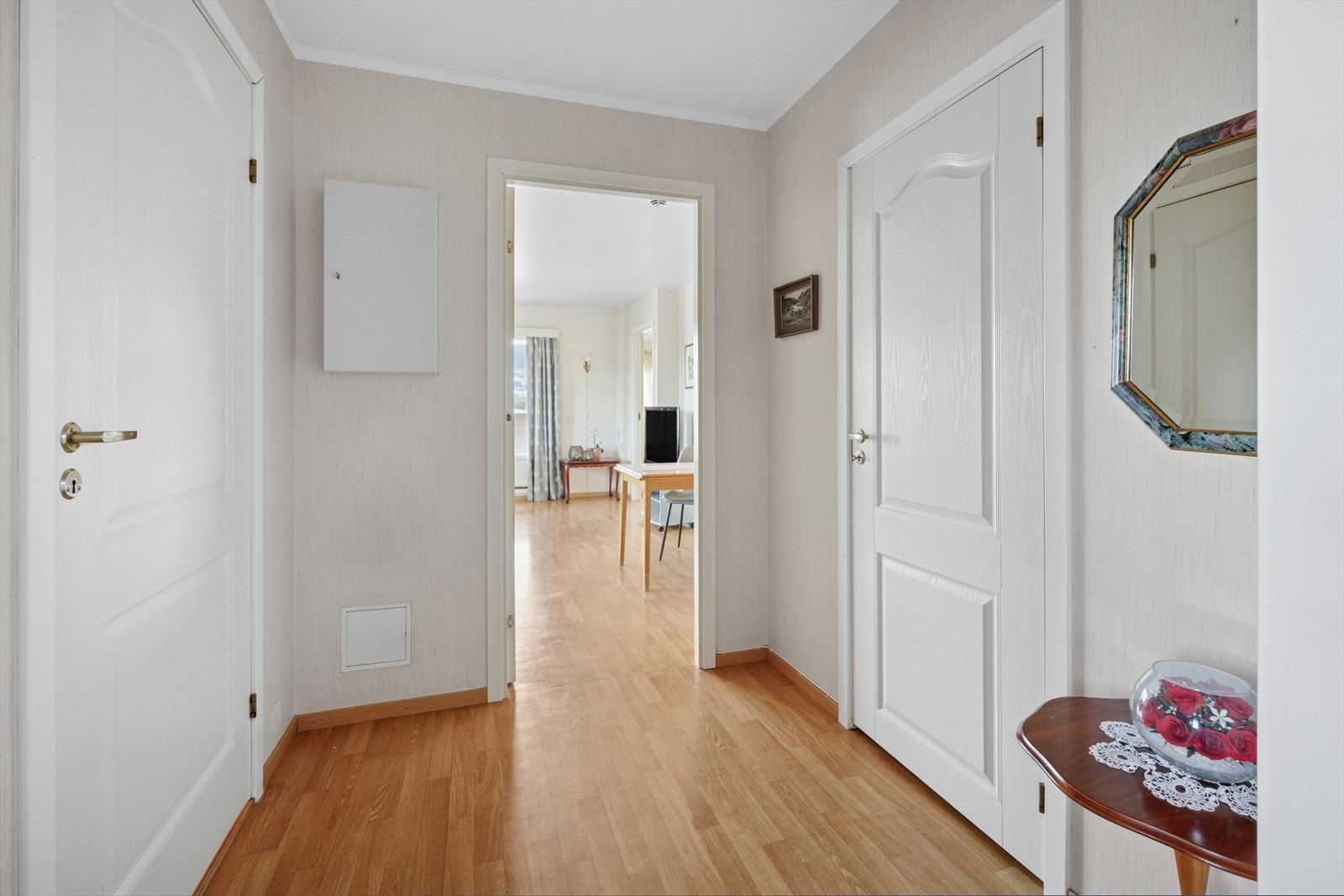 Entrè med adkomst til kott på høyre side, samt bad på venstre. Galleribilde